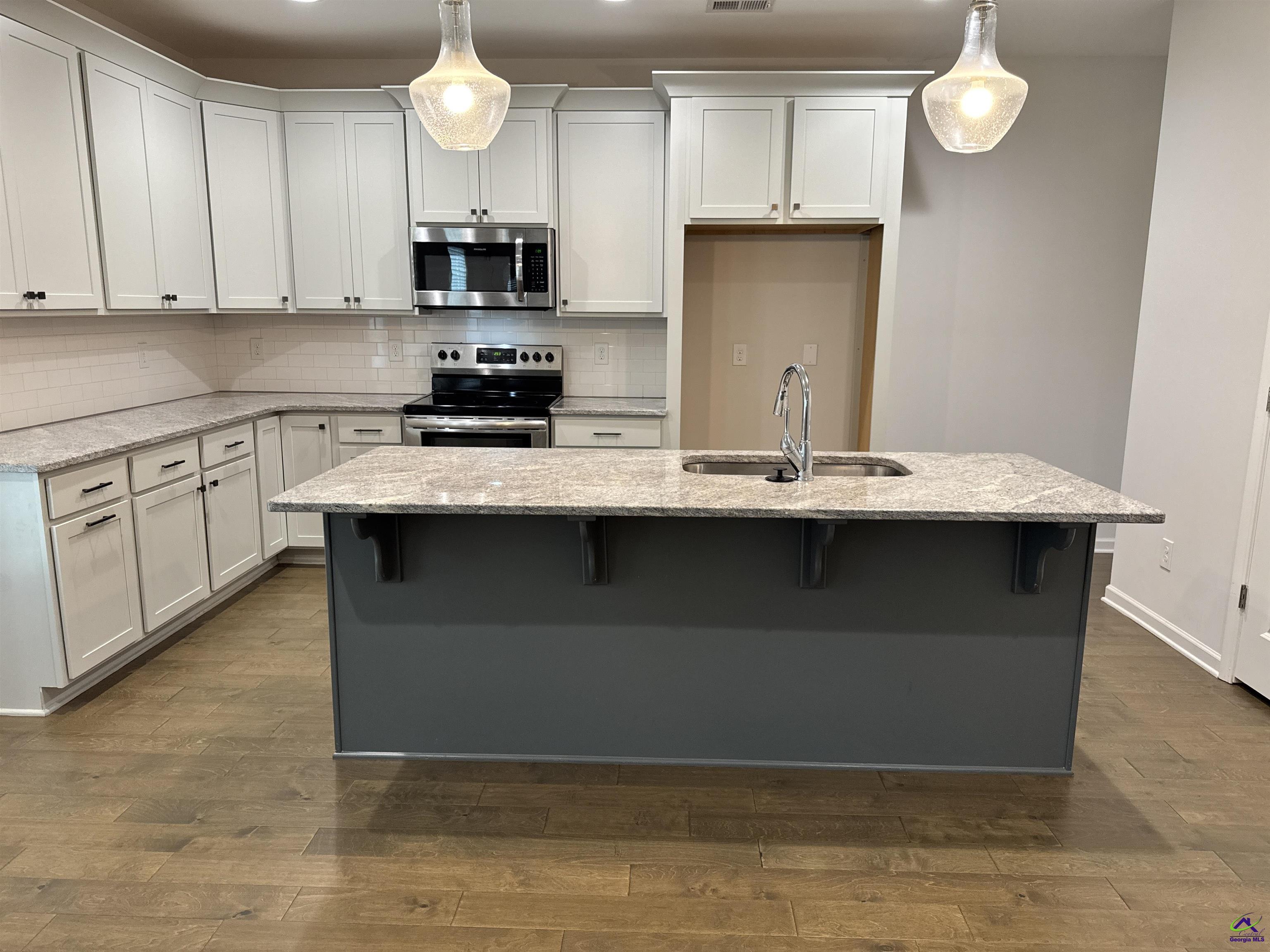 1082 Victorian Boulevard