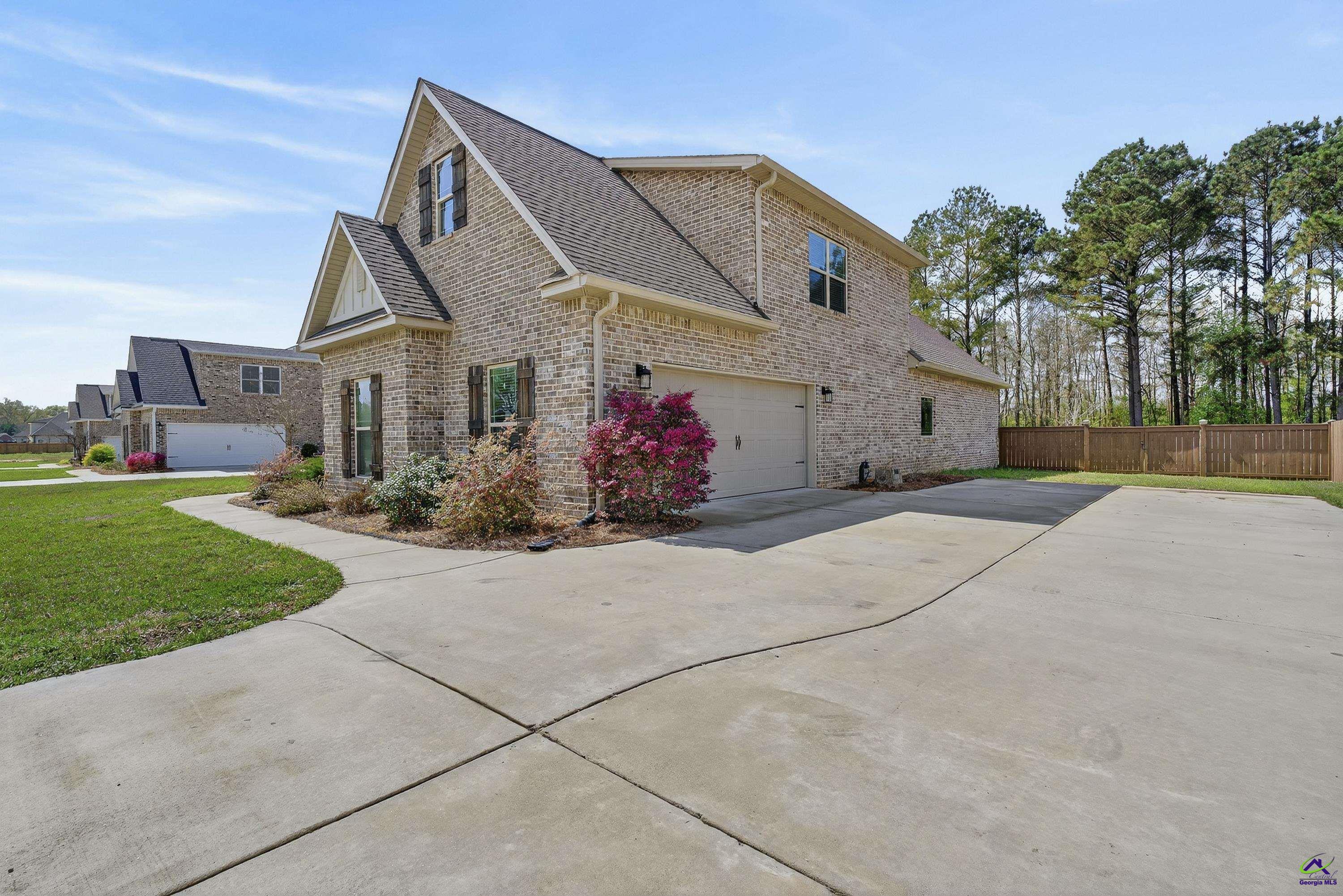 411 Stonegate Trail