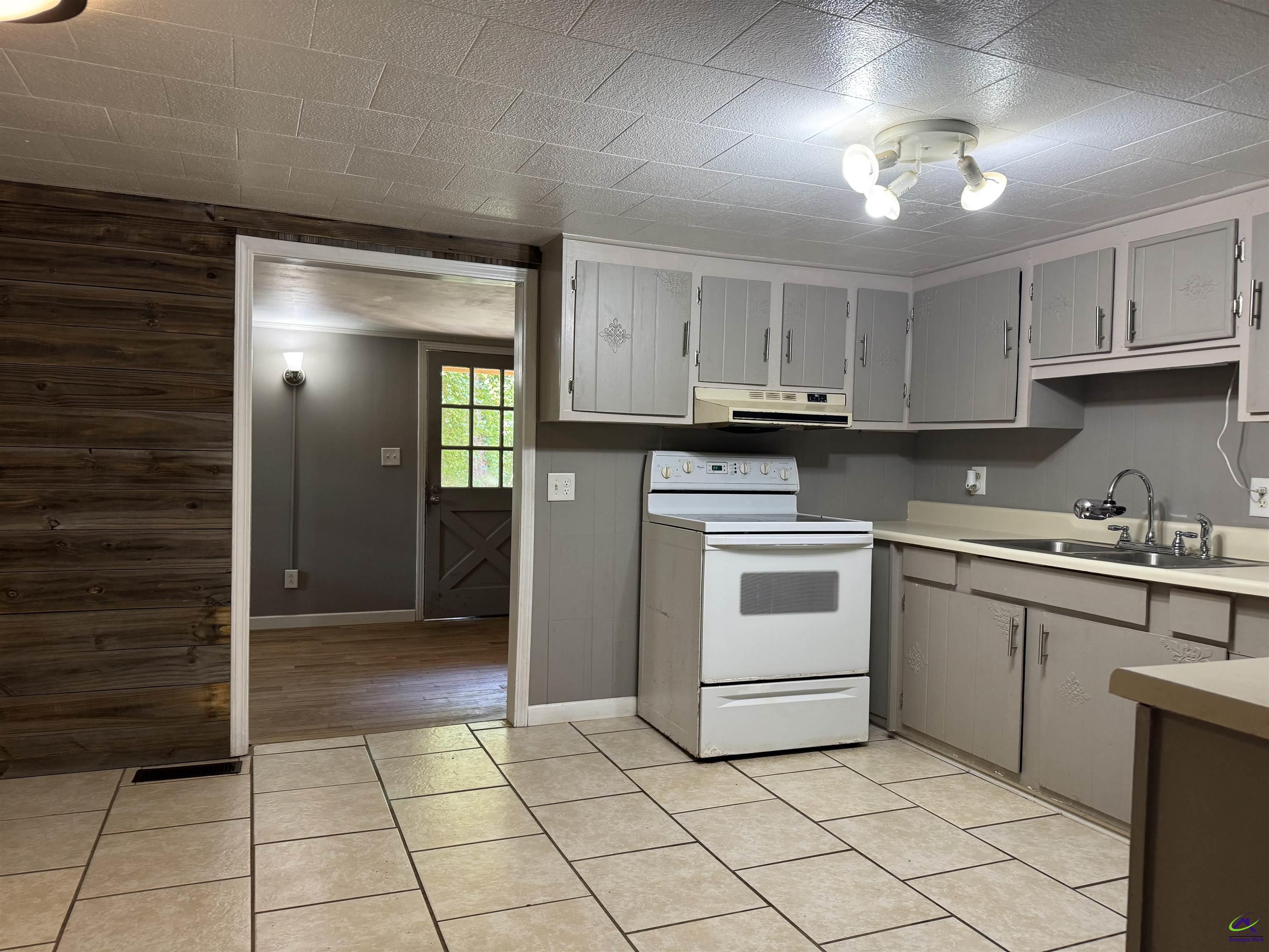 425 Hillside Lane