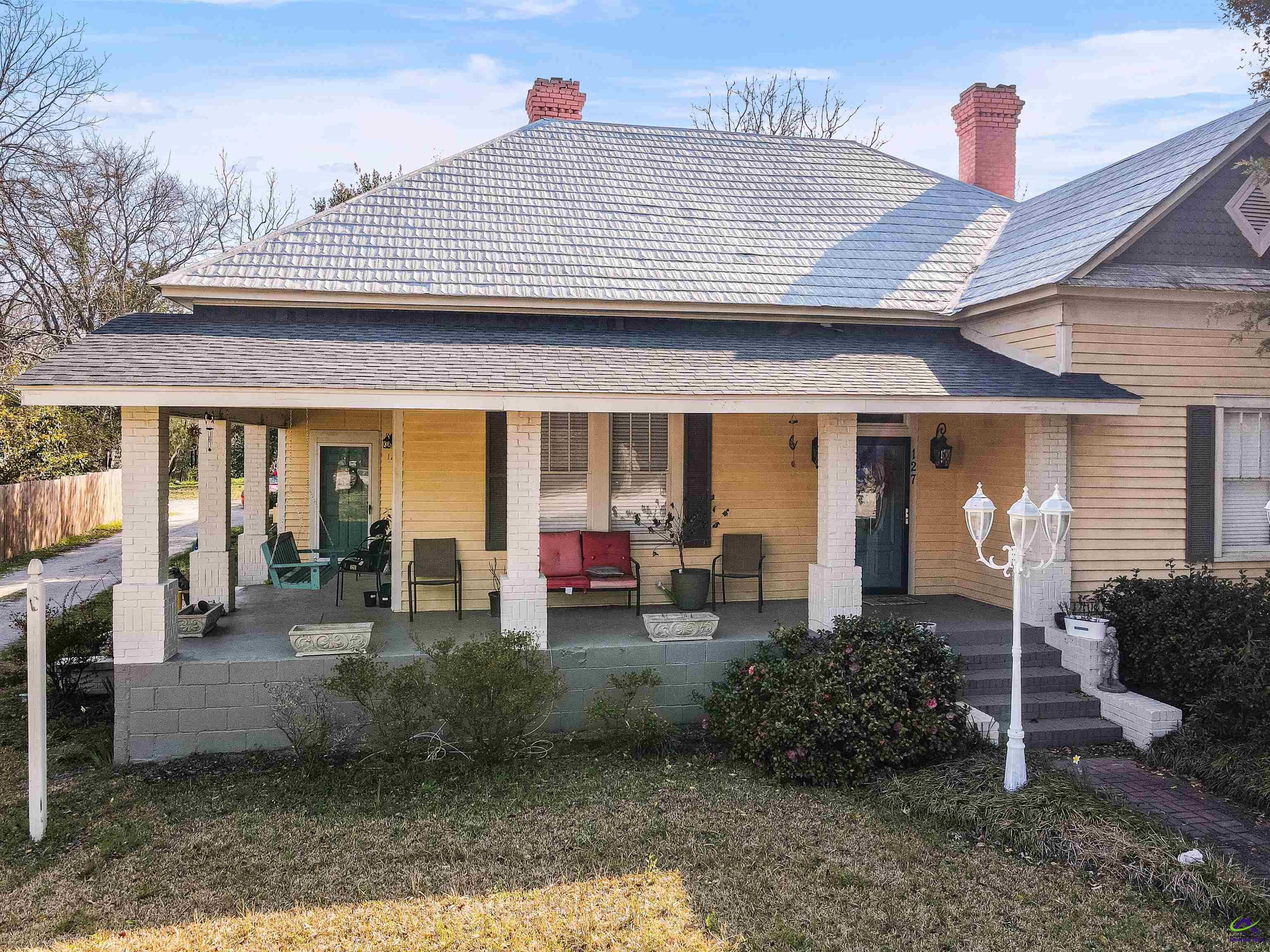 127 W Crusselle Street