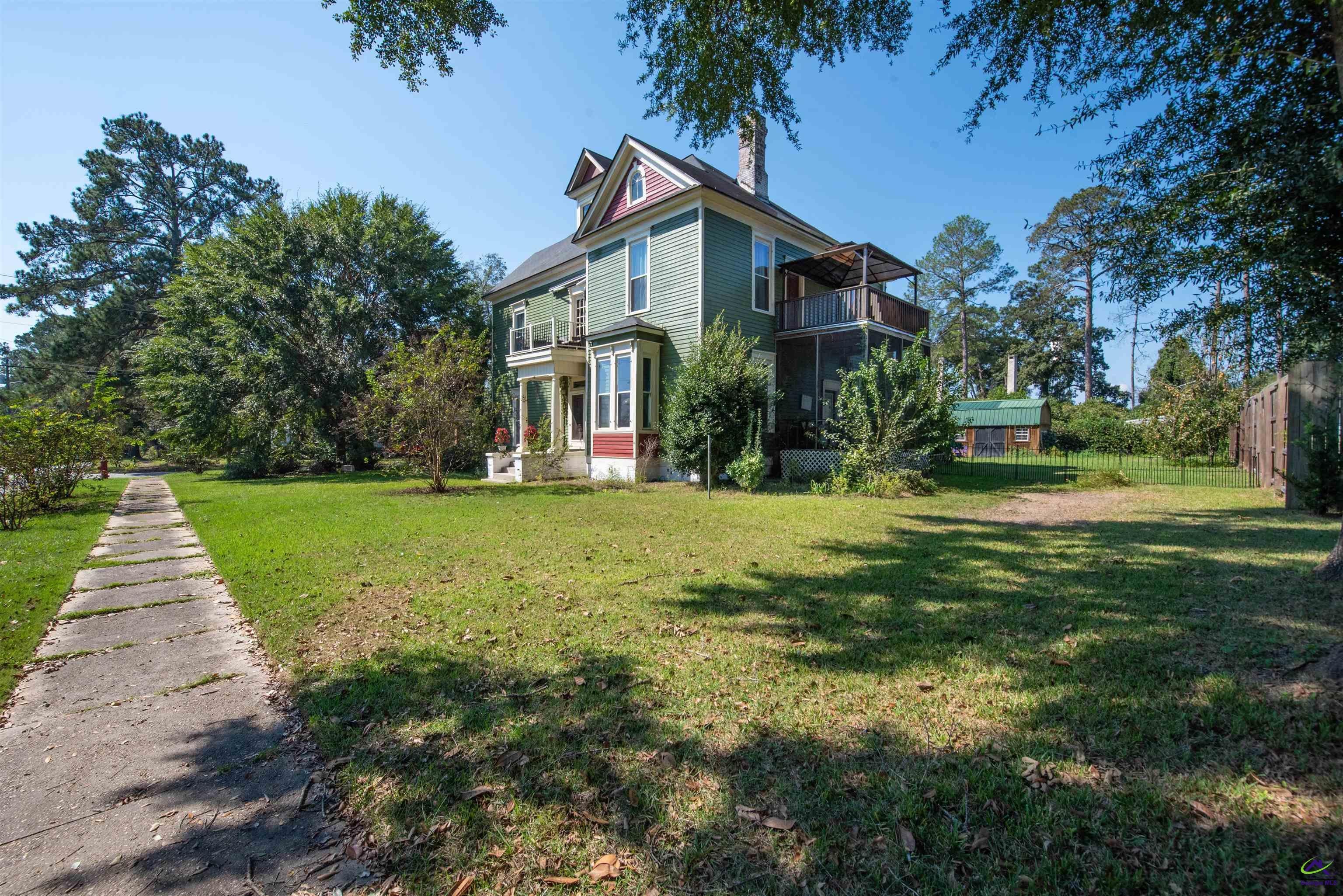 110 E Artesian Avenue