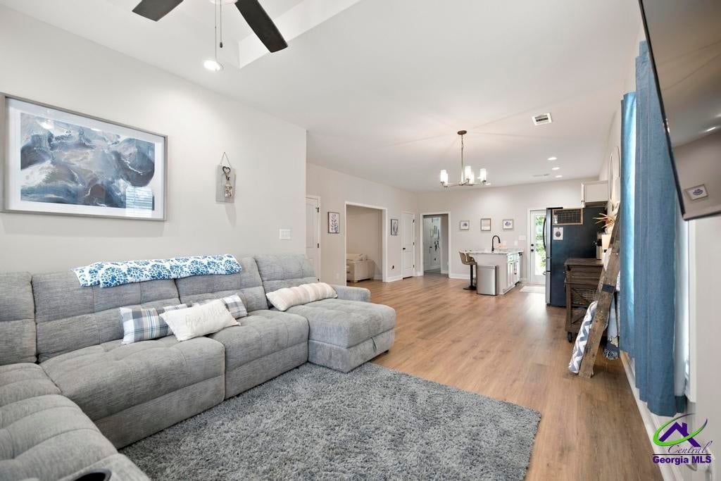 141 Red Tail Circle