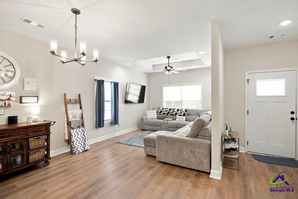 141 Red Tail Circle