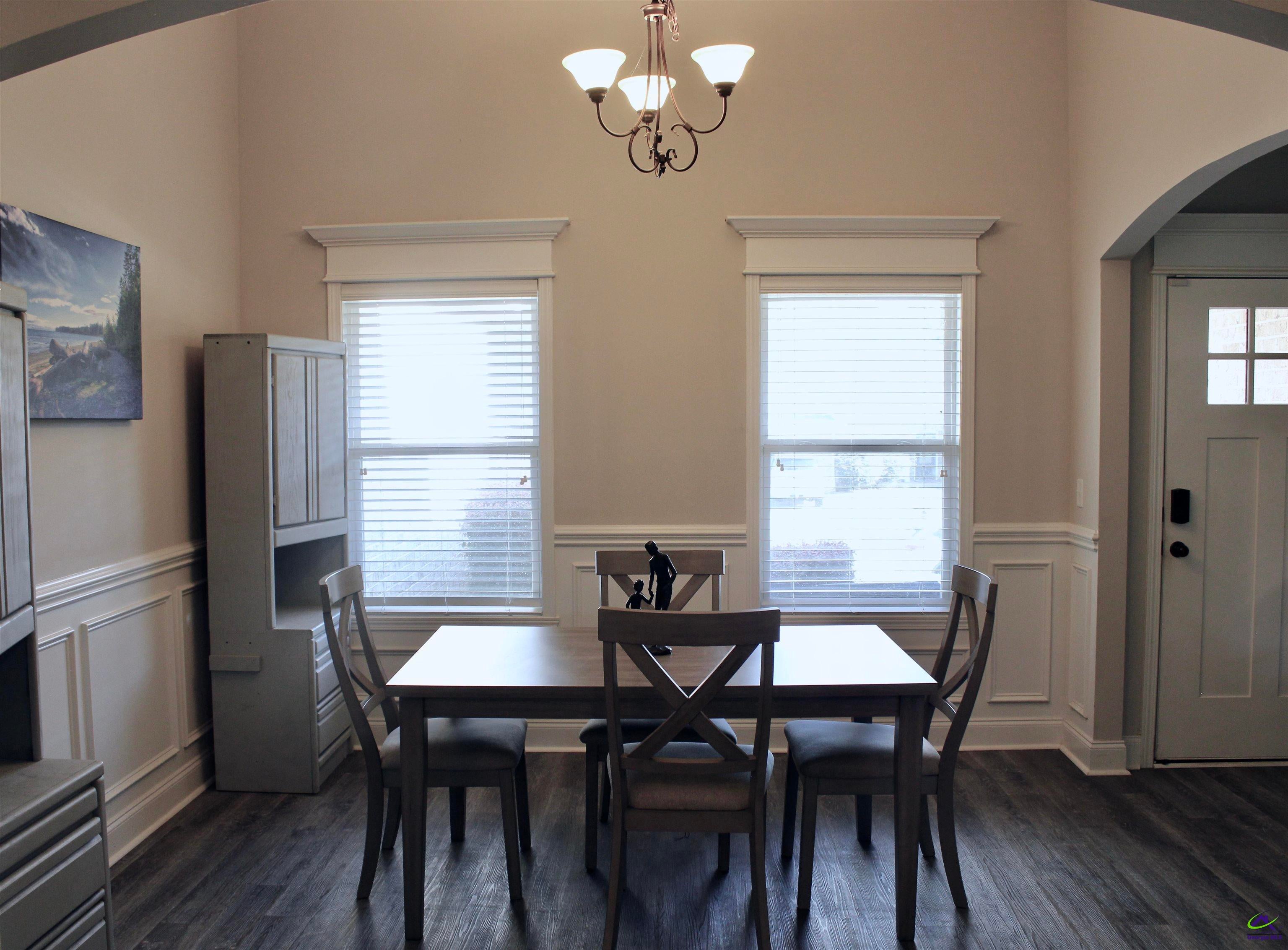 606 Amberley Court