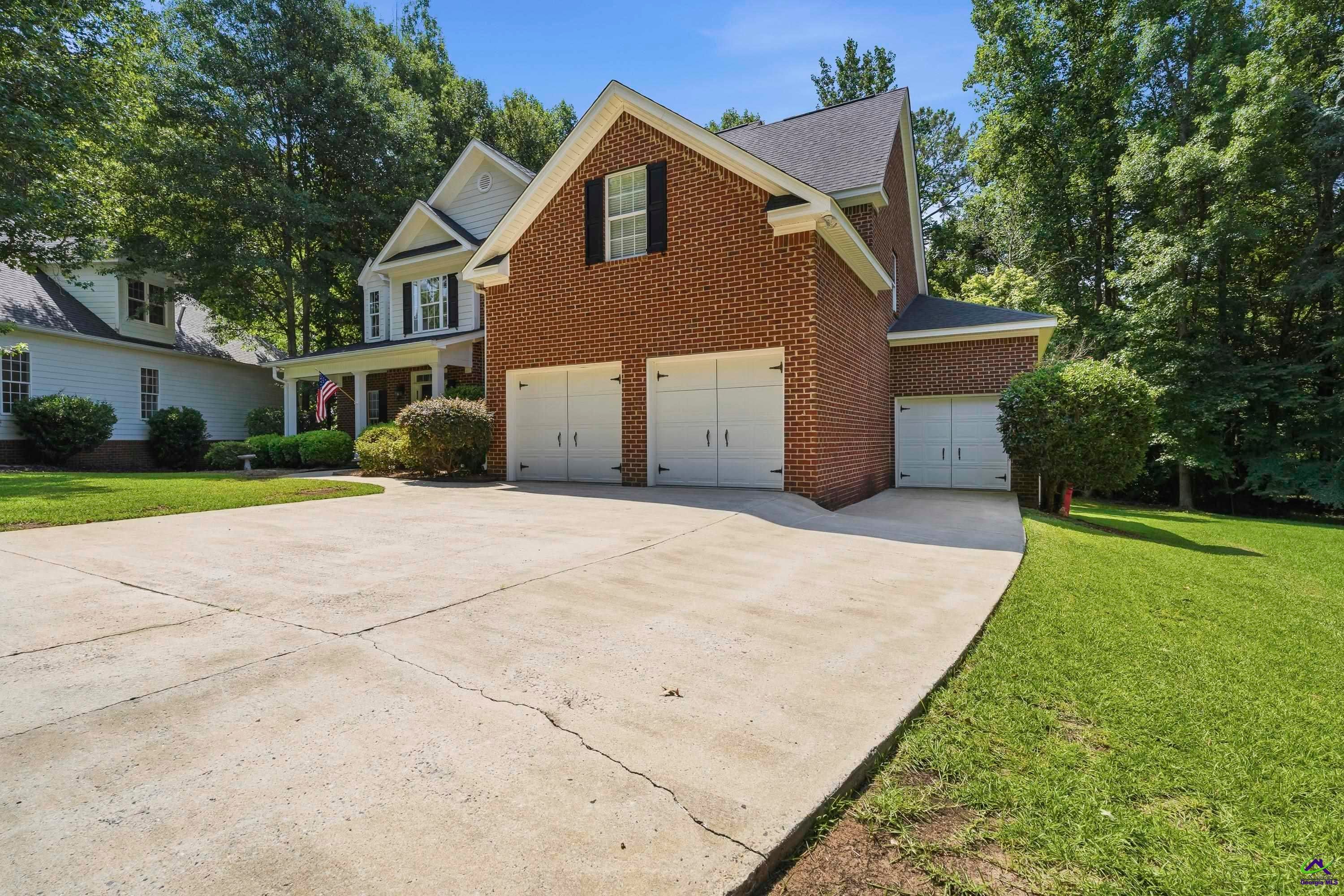 906 Huntcliffe Drive