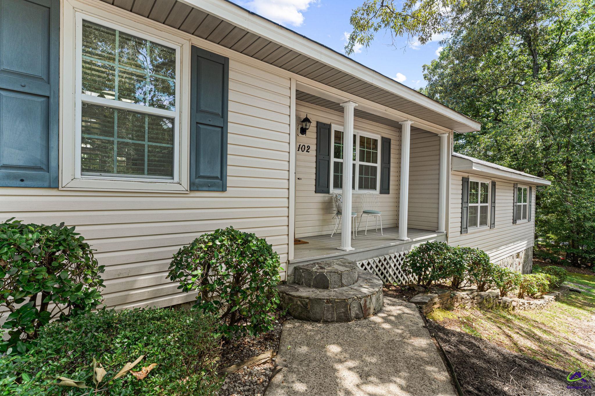 102 Crestwood Circle