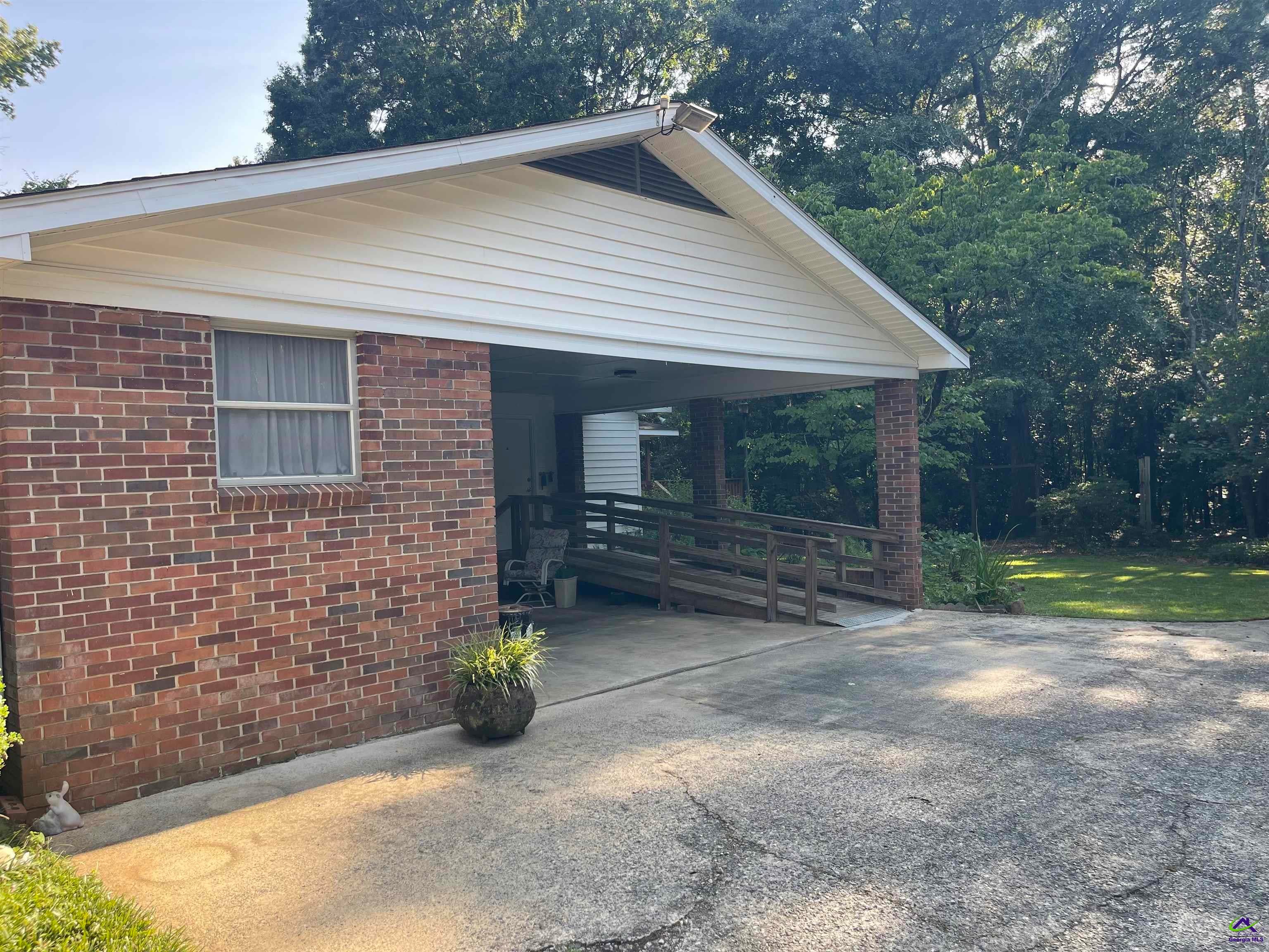 866 Warwick Drive