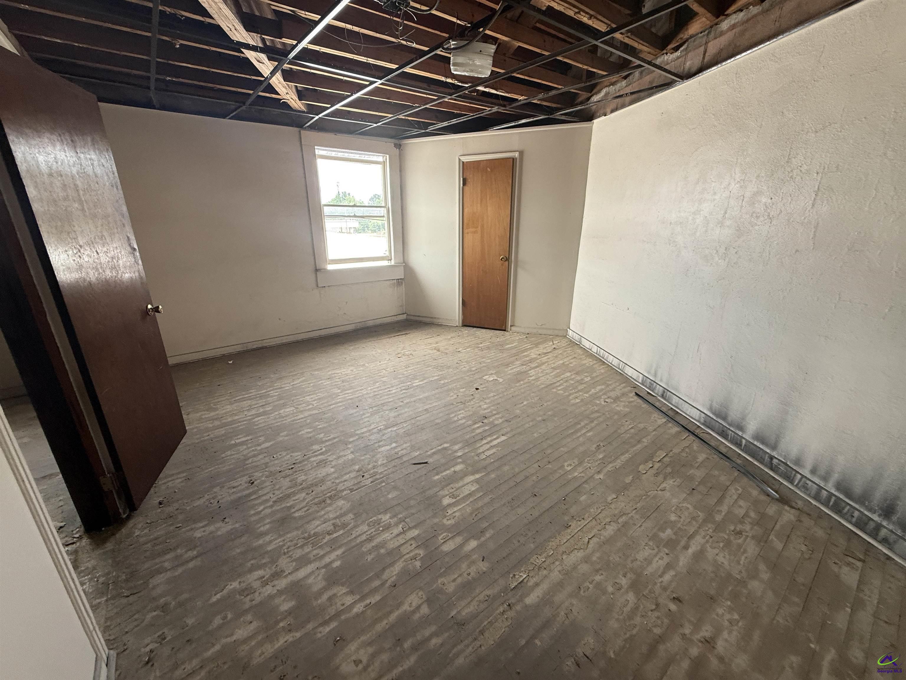 114 S Commercial Circle