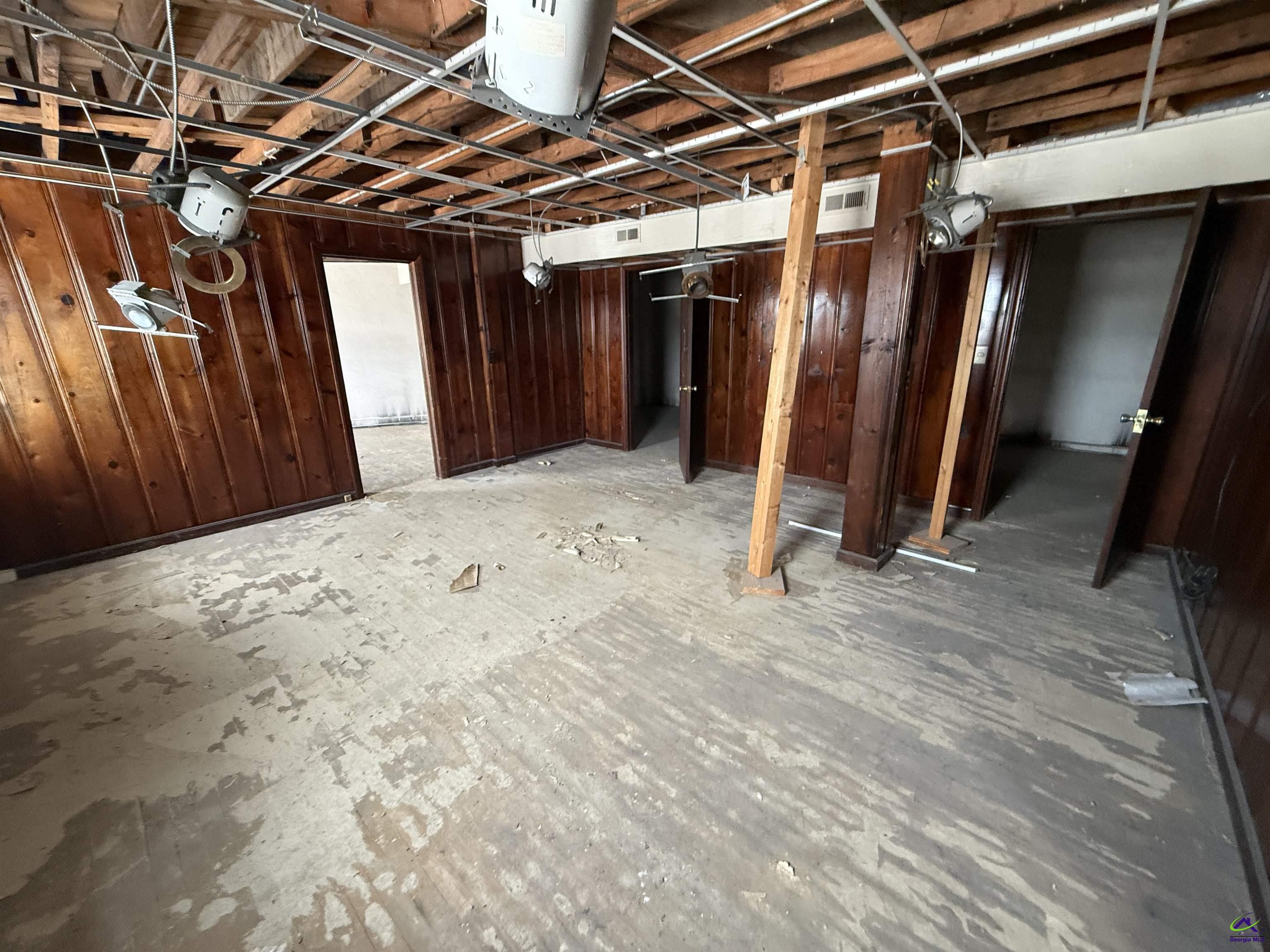 114 S Commercial Circle