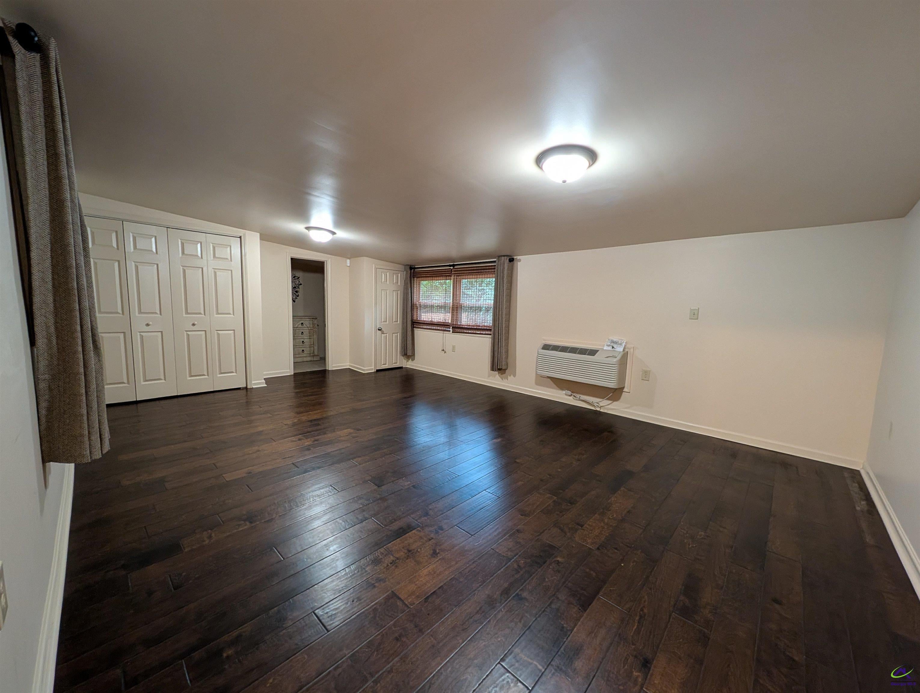 404 Oakview Square