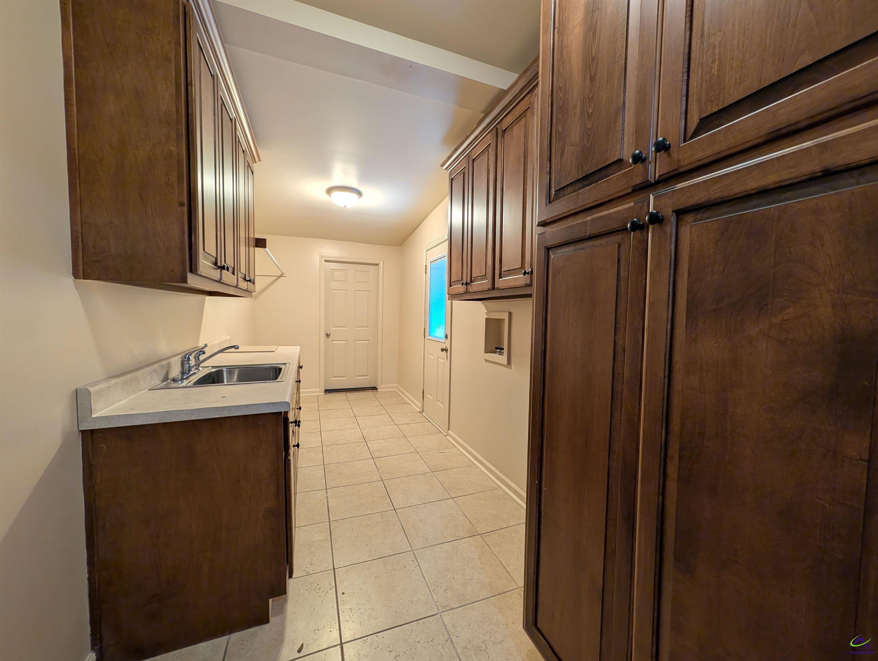 404 Oakview Square