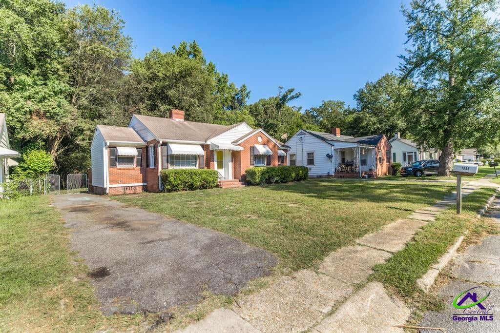 1095 Mimosa Drive