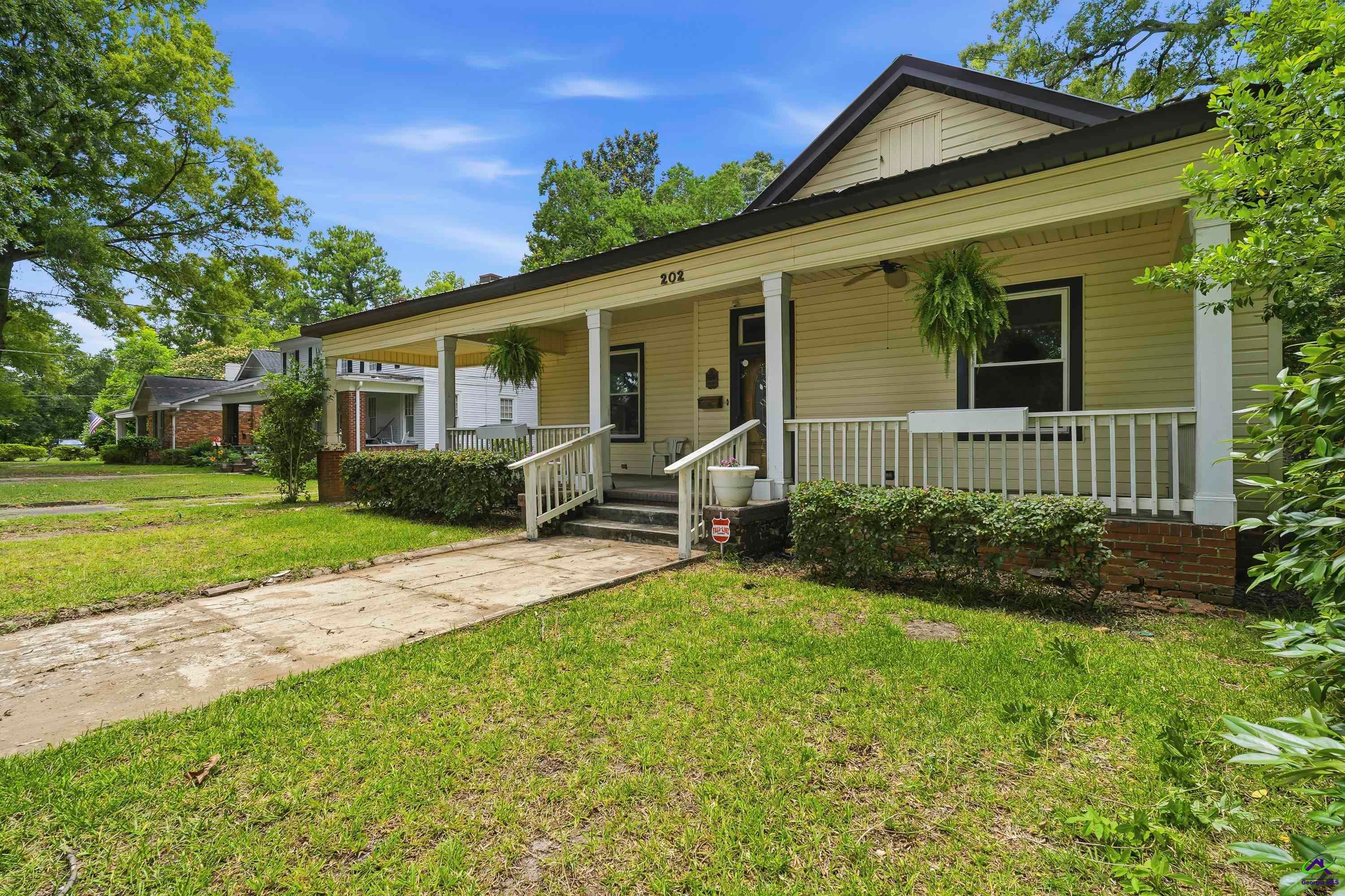 202 Everett Square