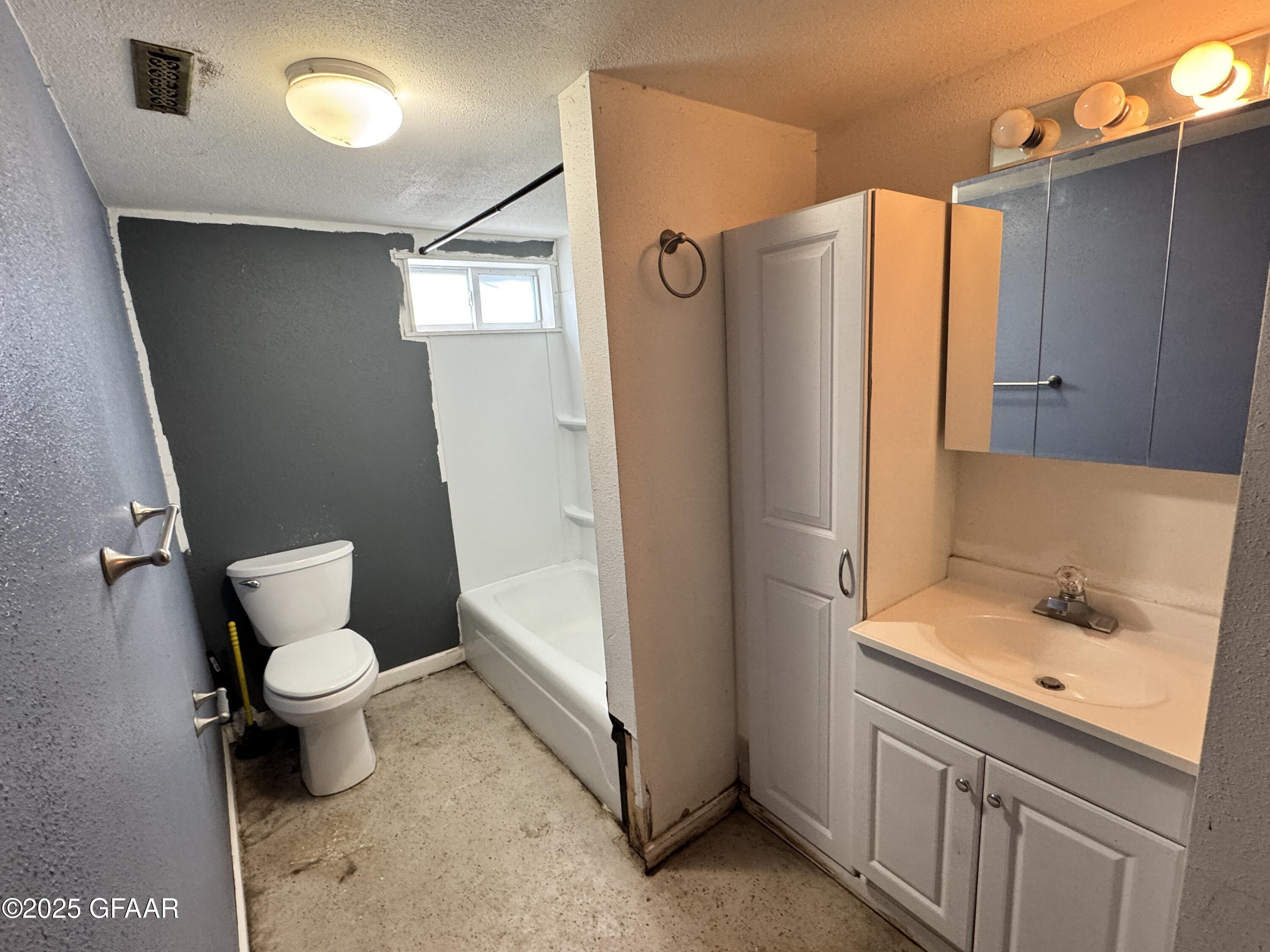 Hatton, North Dakota 58240, United States, 3 Bedrooms Bedrooms, ,1 BathroomBathrooms,Residential,Pending,83714