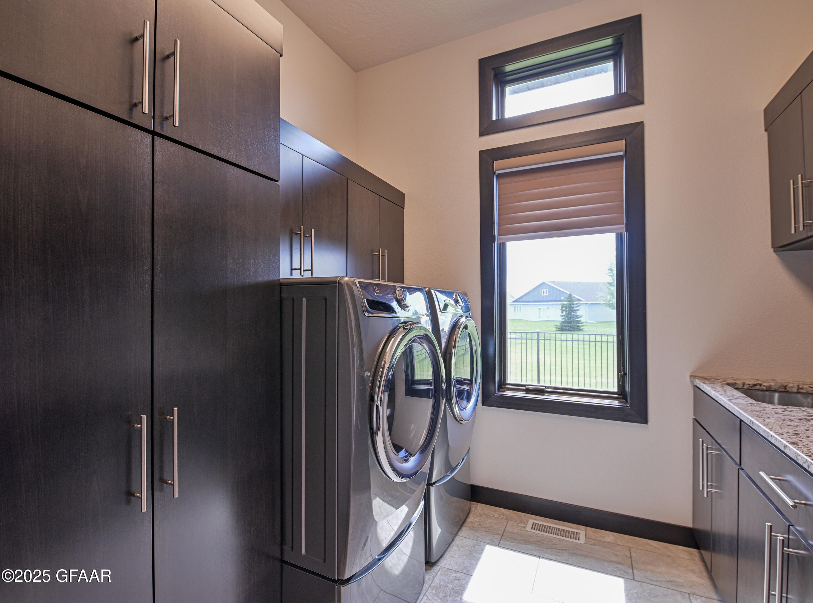 Grand Forks, North Dakota 58201, United States, 6 Bedrooms Bedrooms, ,4 BathroomsBathrooms,Residential,Active,166327