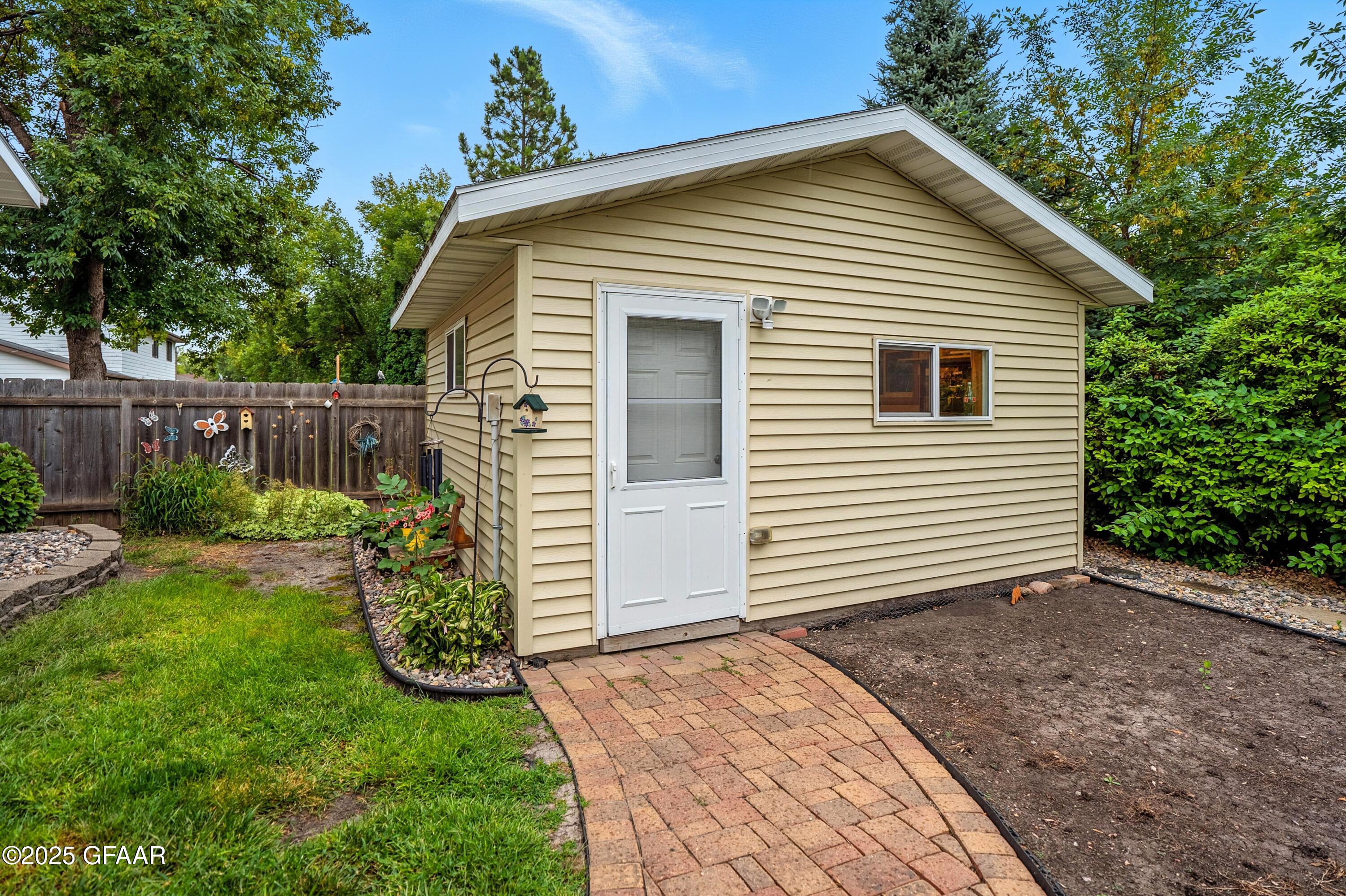 Grand Forks, North Dakota 58201, United States, 3 Bedrooms Bedrooms, ,2 BathroomsBathrooms,Residential,Pending,203597