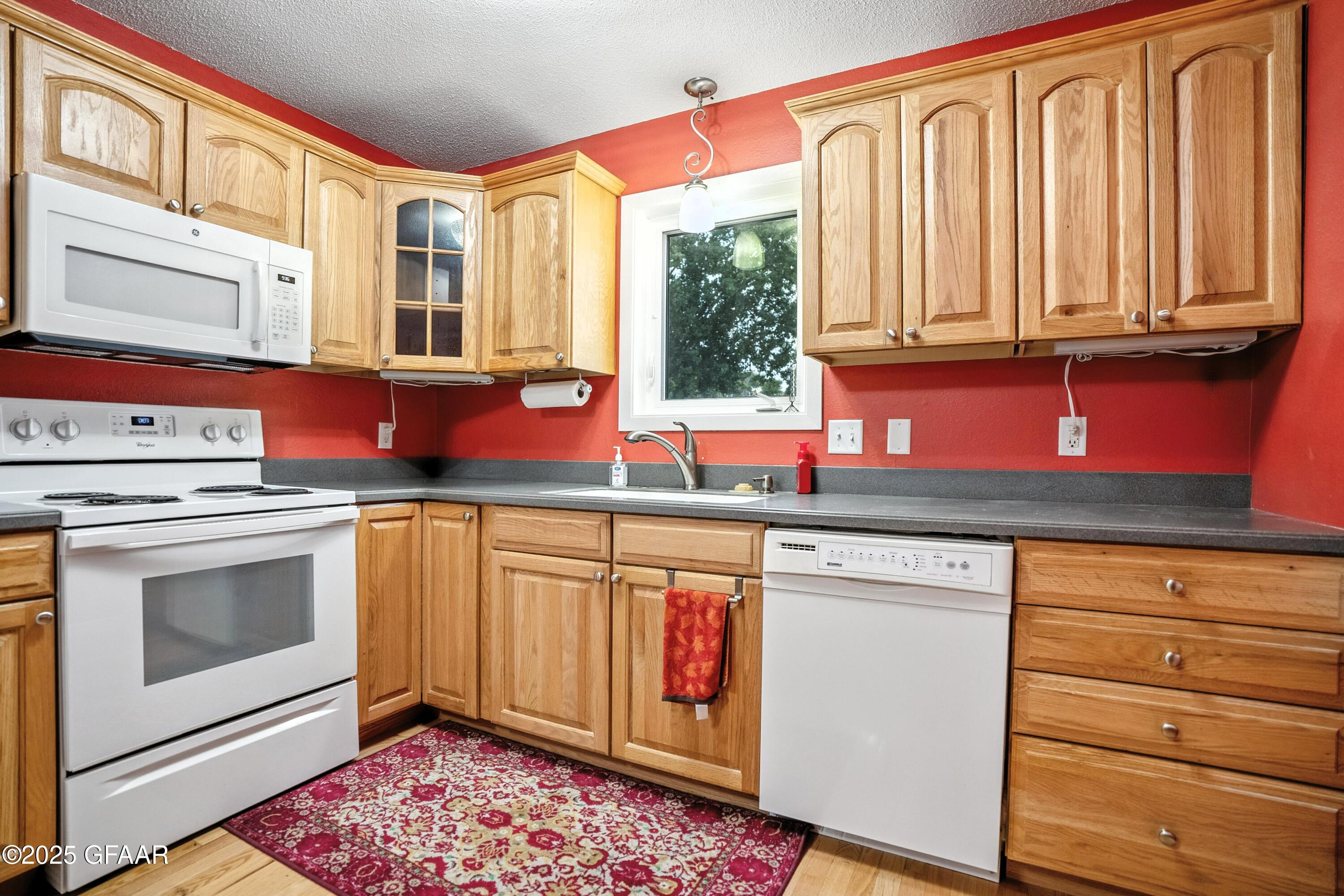 Grand Forks, North Dakota 58201, United States, 3 Bedrooms Bedrooms, ,2 BathroomsBathrooms,Residential,Pending,203597