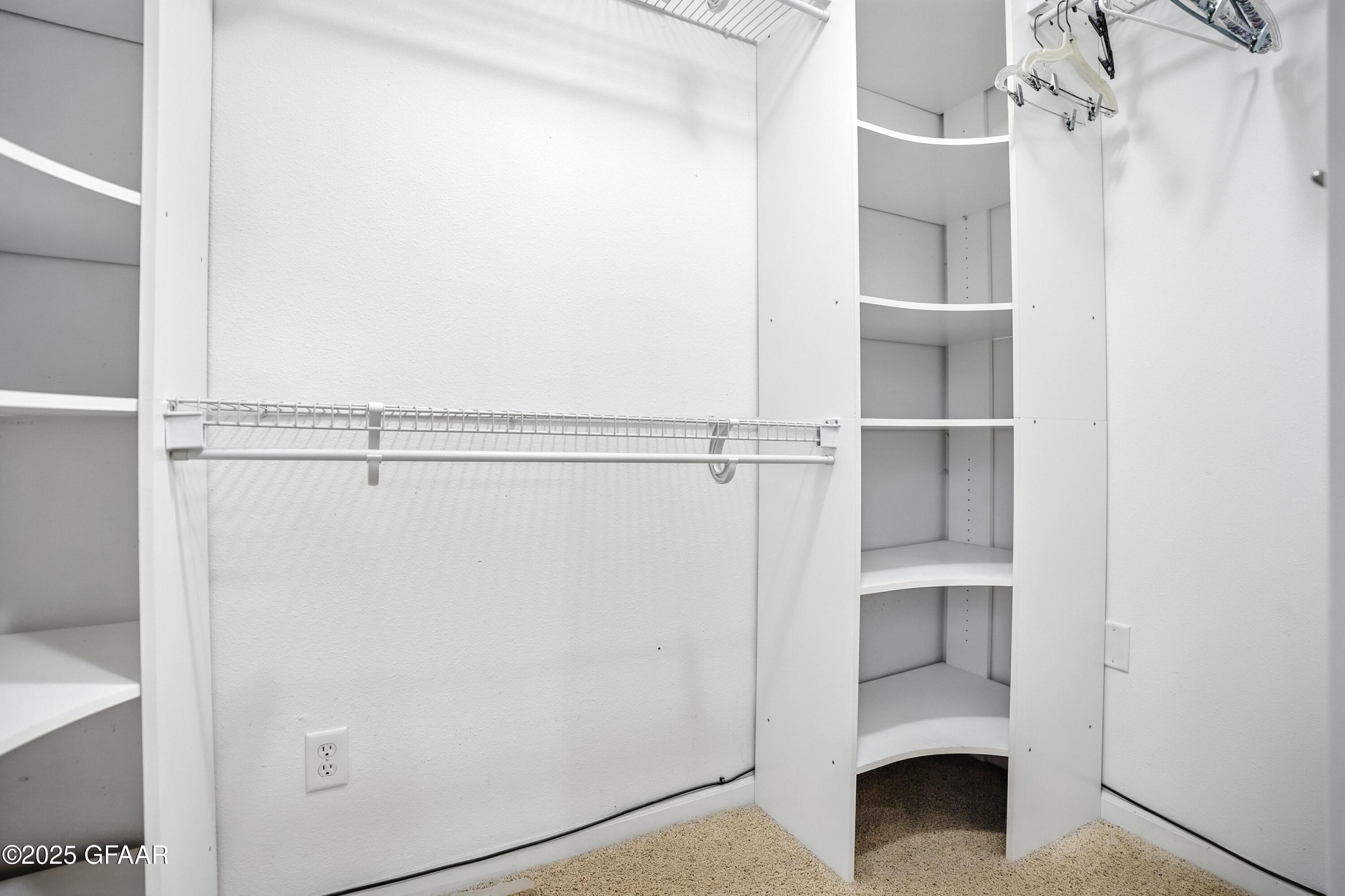 Grand Forks, North Dakota 58201, United States, 3 Bedrooms Bedrooms, ,2 BathroomsBathrooms,Residential,Pending,203597