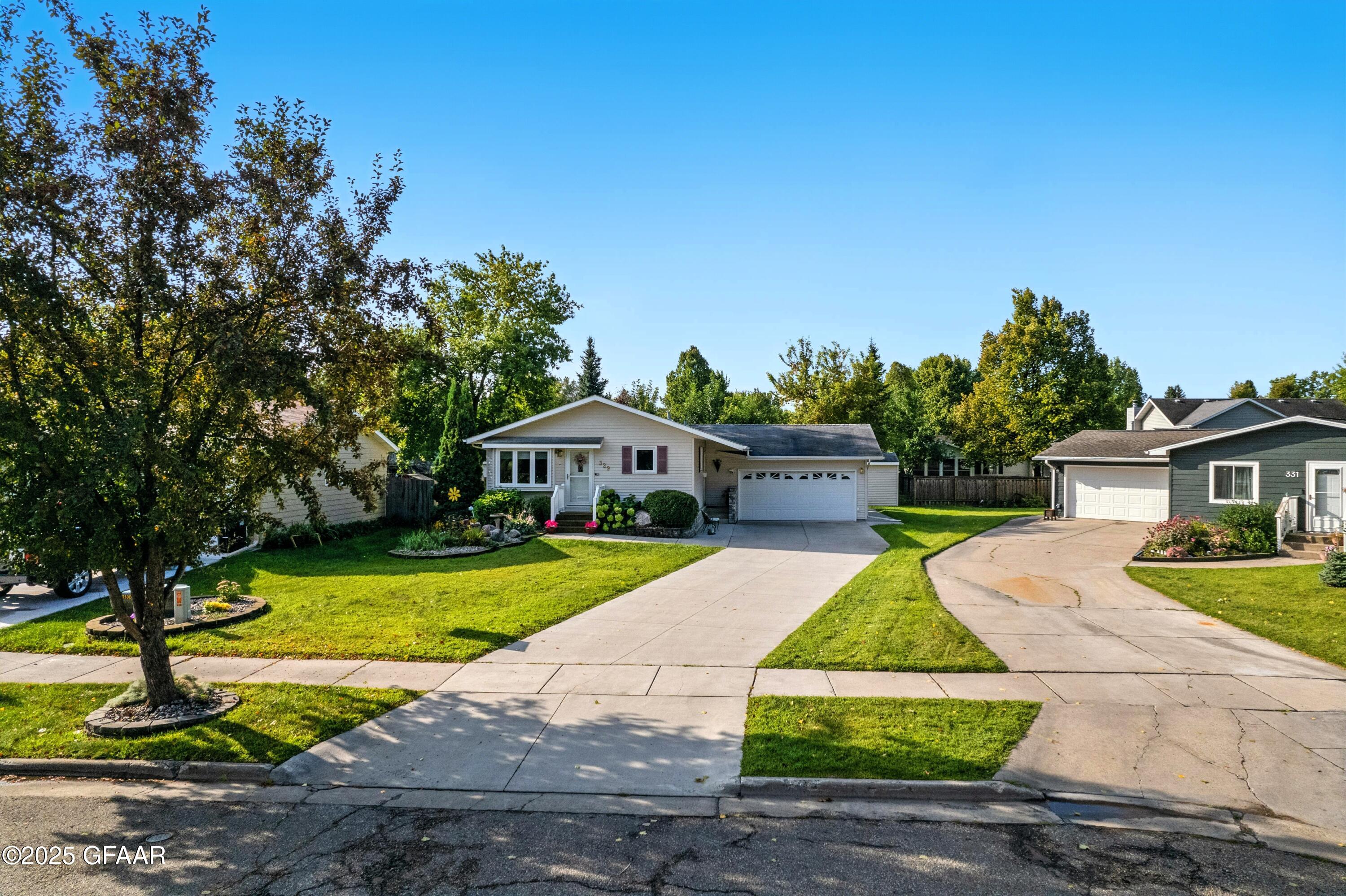 Grand Forks, North Dakota 58201, United States, 3 Bedrooms Bedrooms, ,2 BathroomsBathrooms,Residential,Pending,203597