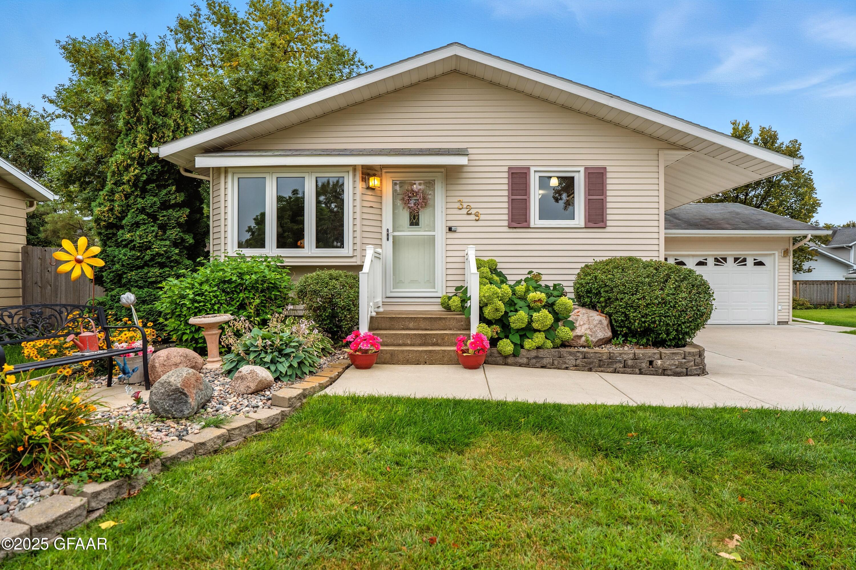 Grand Forks, North Dakota 58201, United States, 3 Bedrooms Bedrooms, ,2 BathroomsBathrooms,Residential,Pending,203597