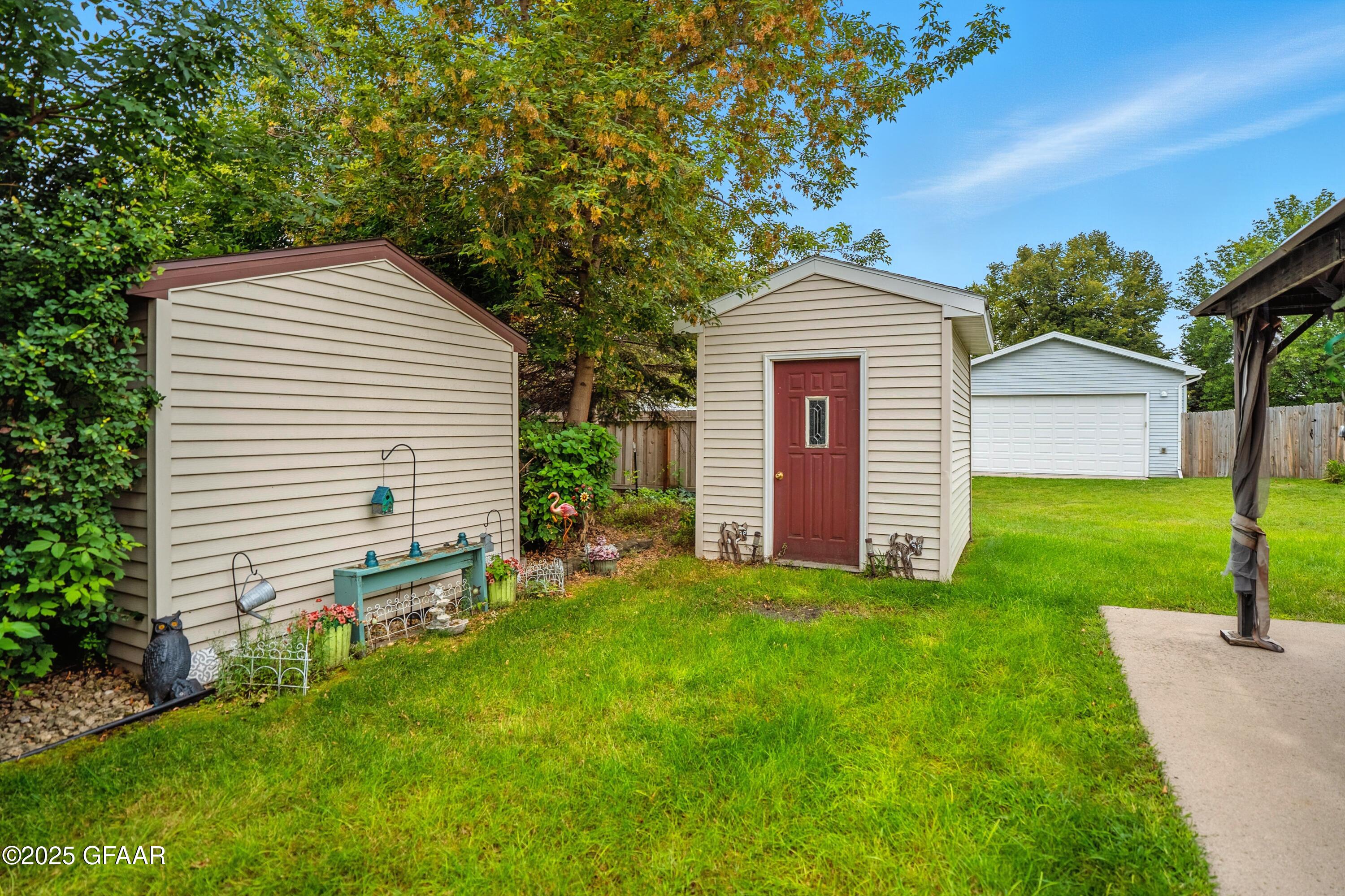 Grand Forks, North Dakota 58201, United States, 3 Bedrooms Bedrooms, ,2 BathroomsBathrooms,Residential,Pending,203597