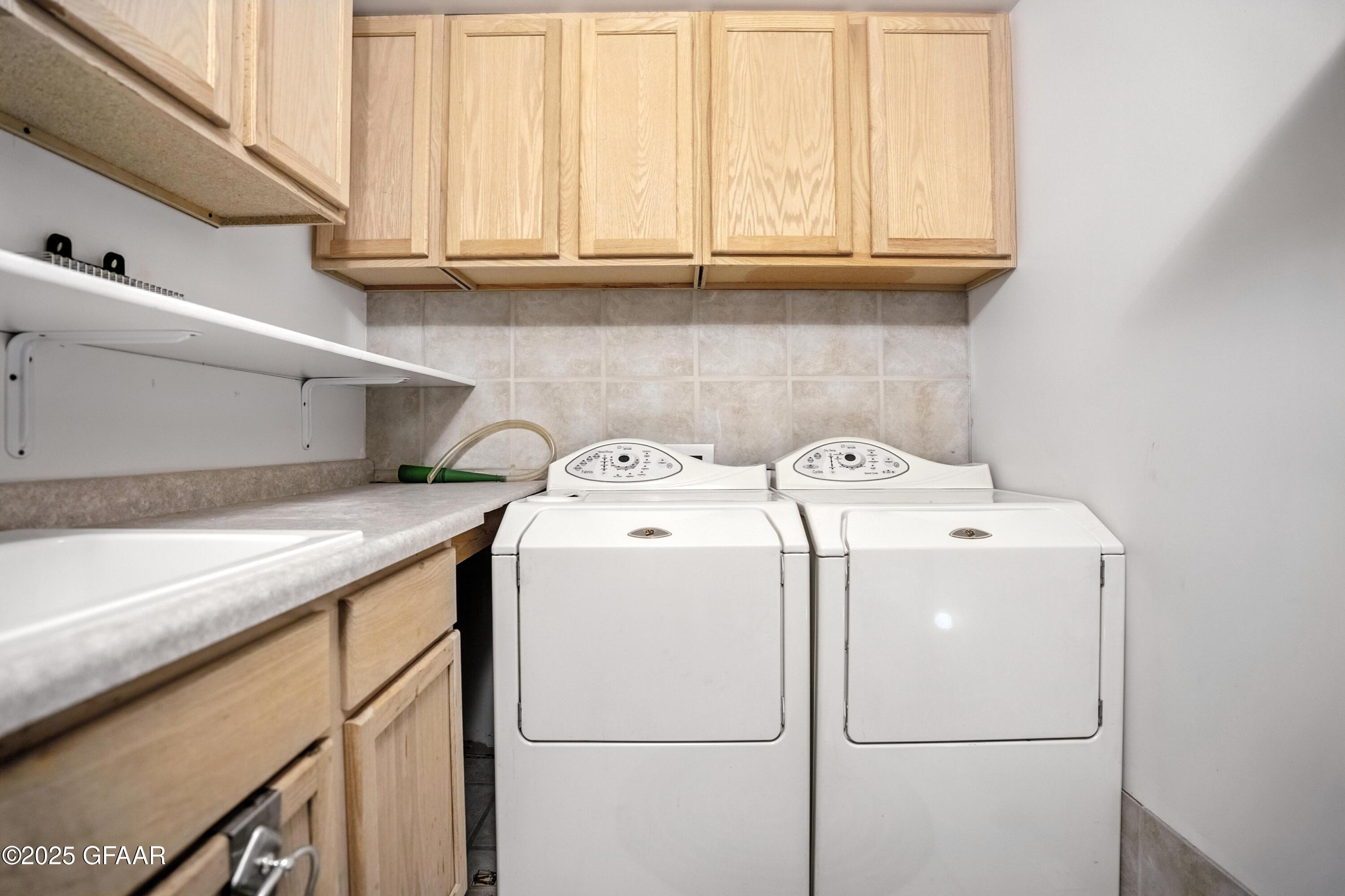 Grand Forks, North Dakota 58201, United States, 3 Bedrooms Bedrooms, ,2 BathroomsBathrooms,Residential,Pending,203597