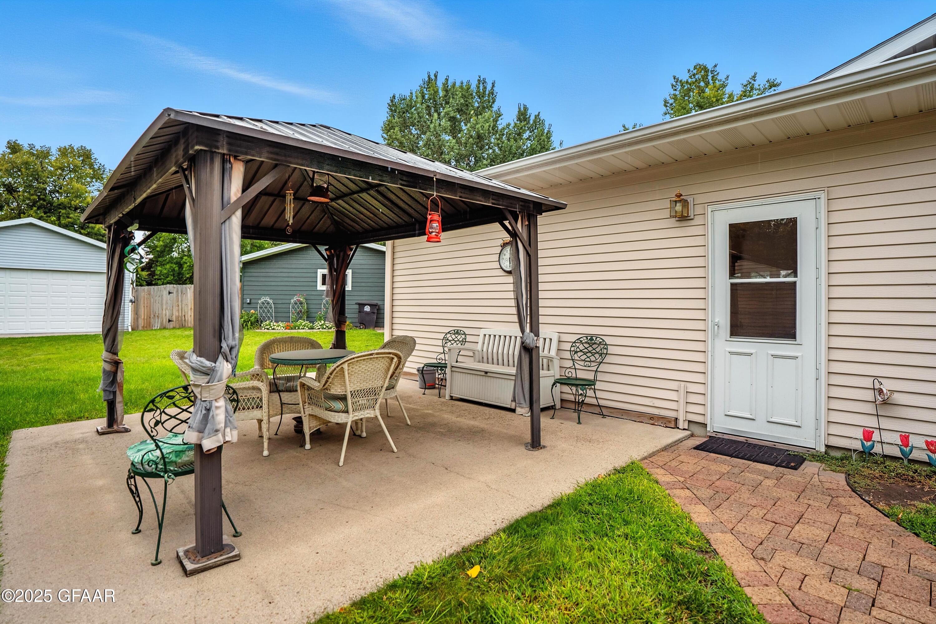 Grand Forks, North Dakota 58201, United States, 3 Bedrooms Bedrooms, ,2 BathroomsBathrooms,Residential,Pending,203597