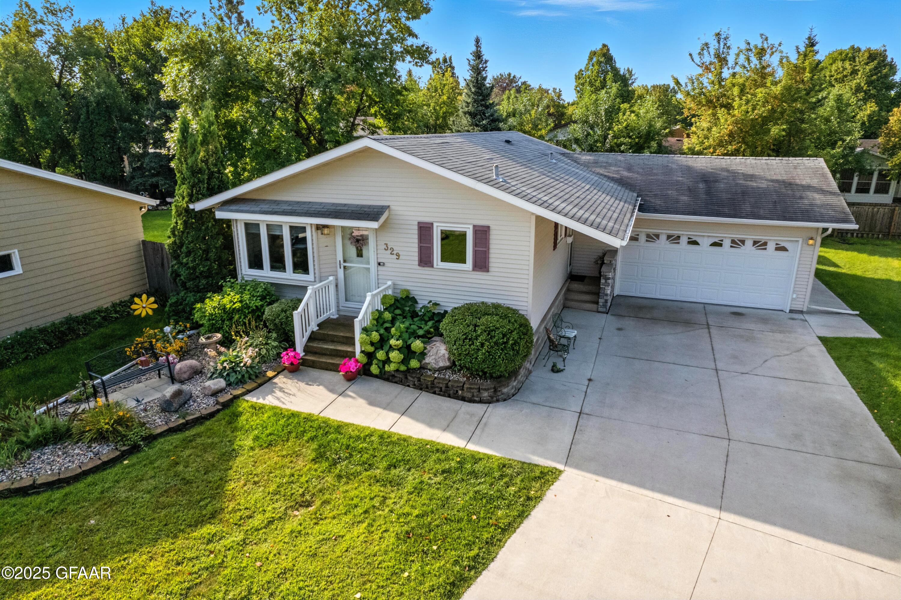 Grand Forks, North Dakota 58201, United States, 3 Bedrooms Bedrooms, ,2 BathroomsBathrooms,Residential,Pending,203597