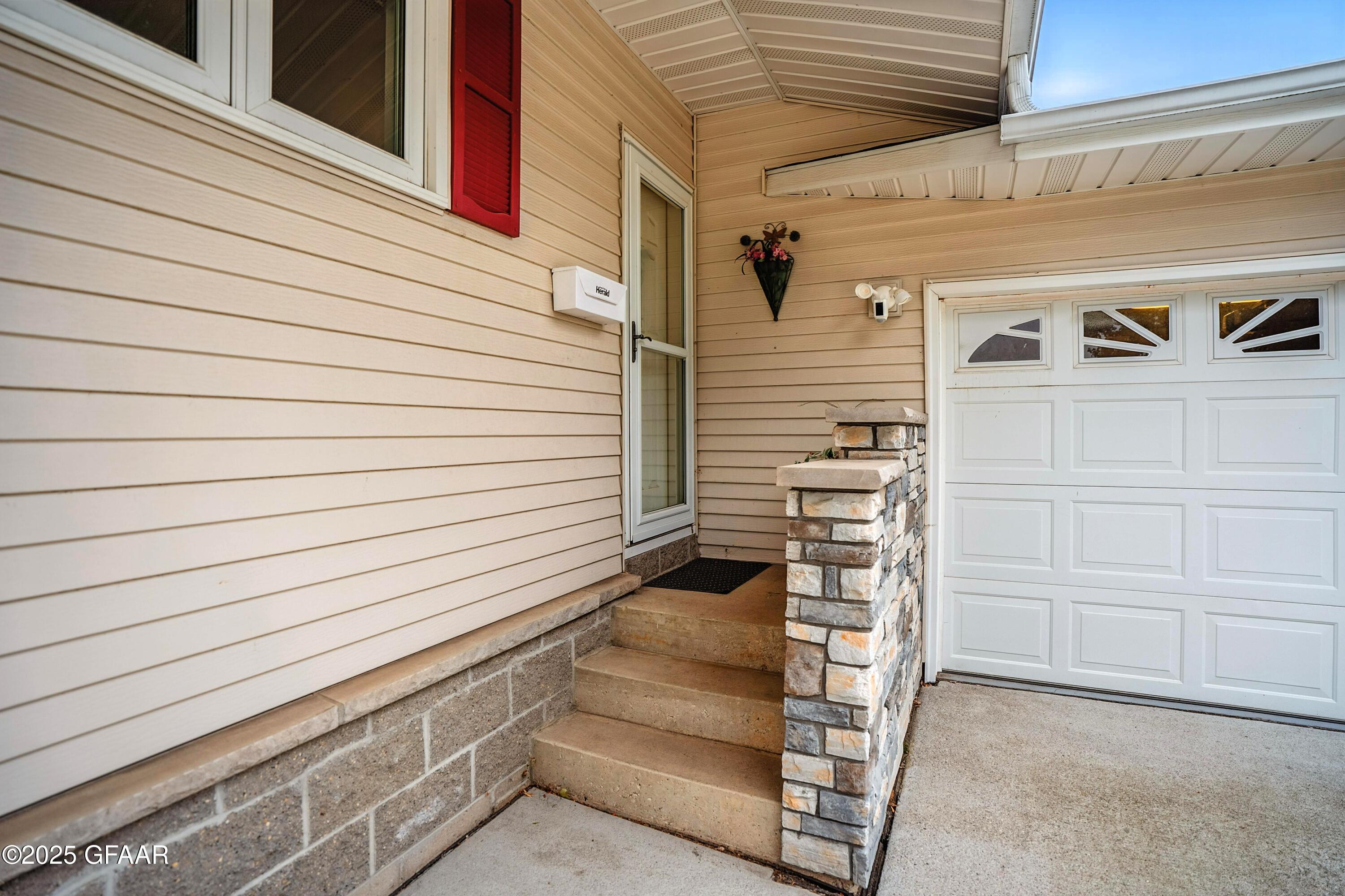 Grand Forks, North Dakota 58201, United States, 3 Bedrooms Bedrooms, ,2 BathroomsBathrooms,Residential,Pending,203597