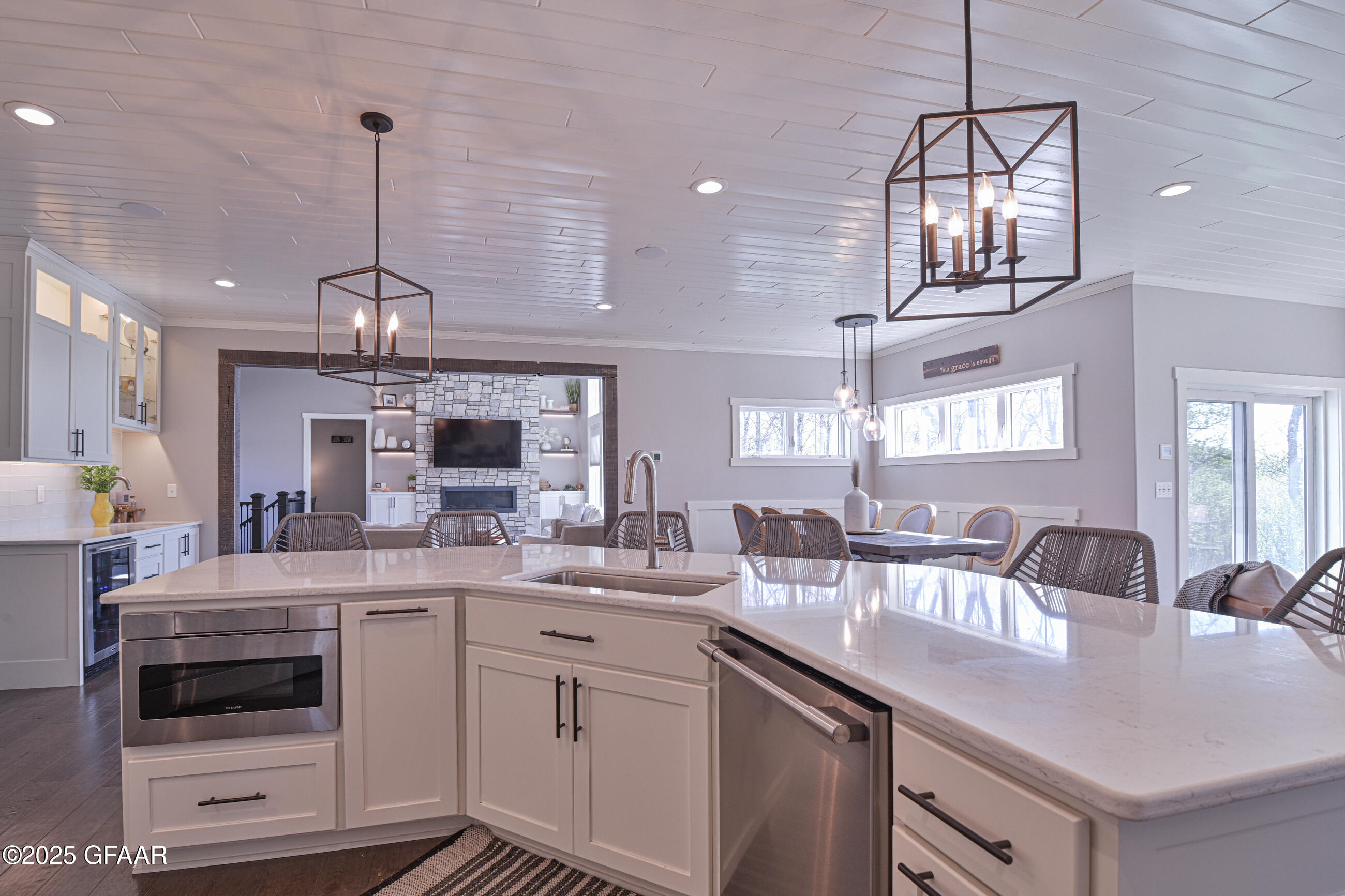 Grand Forks, North Dakota 58201, United States, 5 Bedrooms Bedrooms, ,4 BathroomsBathrooms,Residential,Pending,166336