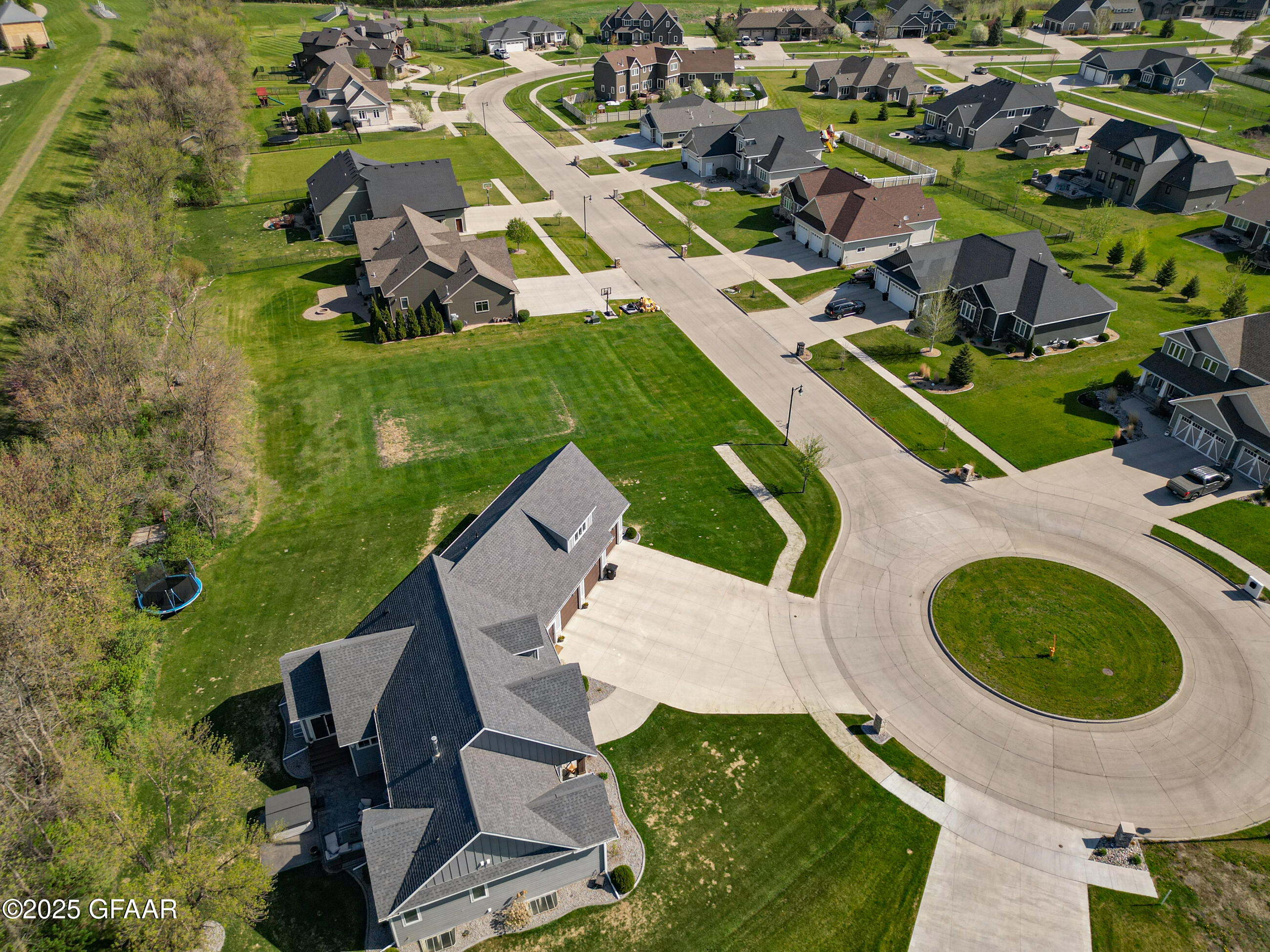 Grand Forks, North Dakota 58201, United States, 5 Bedrooms Bedrooms, ,4 BathroomsBathrooms,Residential,Pending,166336