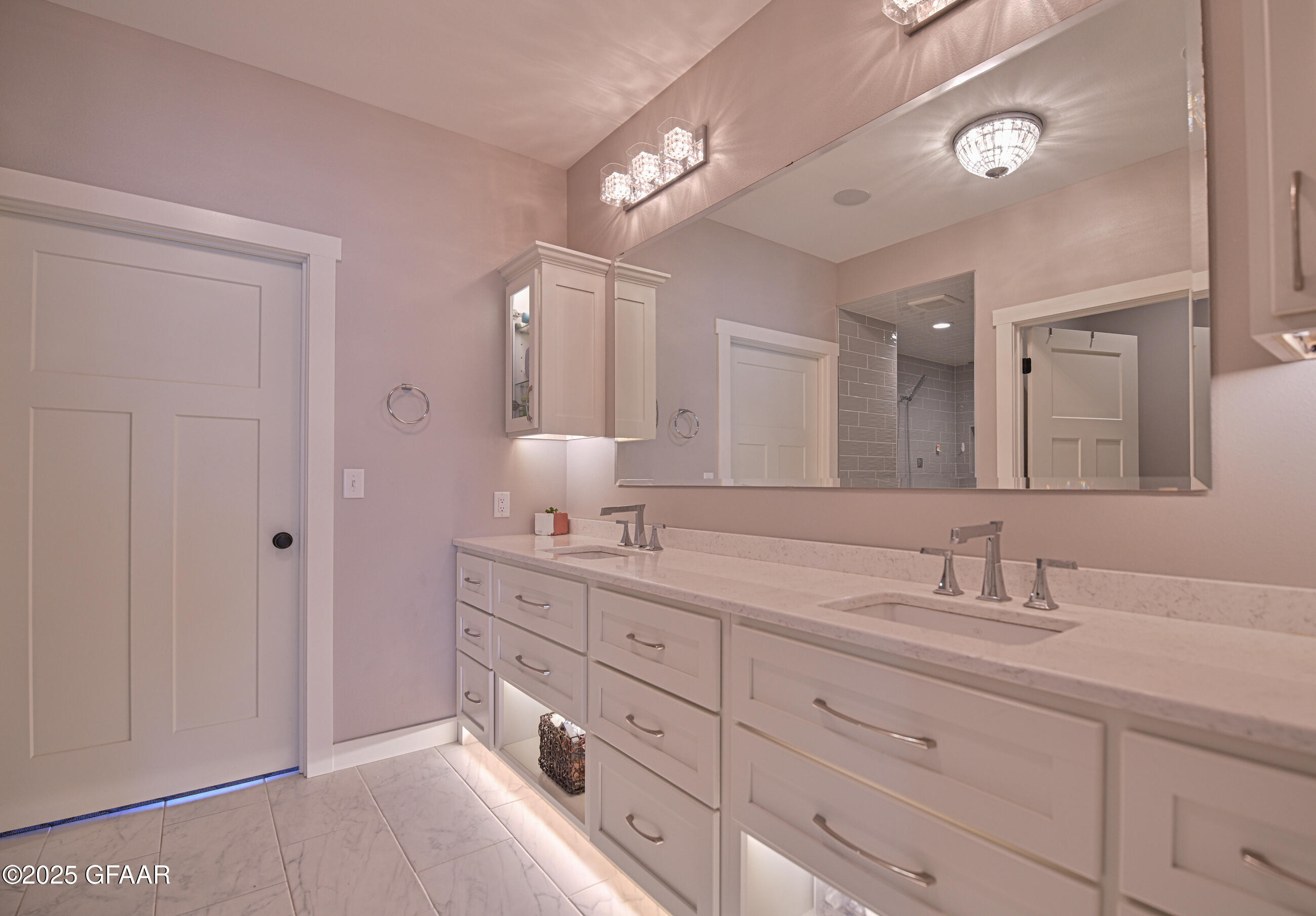 Grand Forks, North Dakota 58201, United States, 5 Bedrooms Bedrooms, ,4 BathroomsBathrooms,Residential,Pending,166336