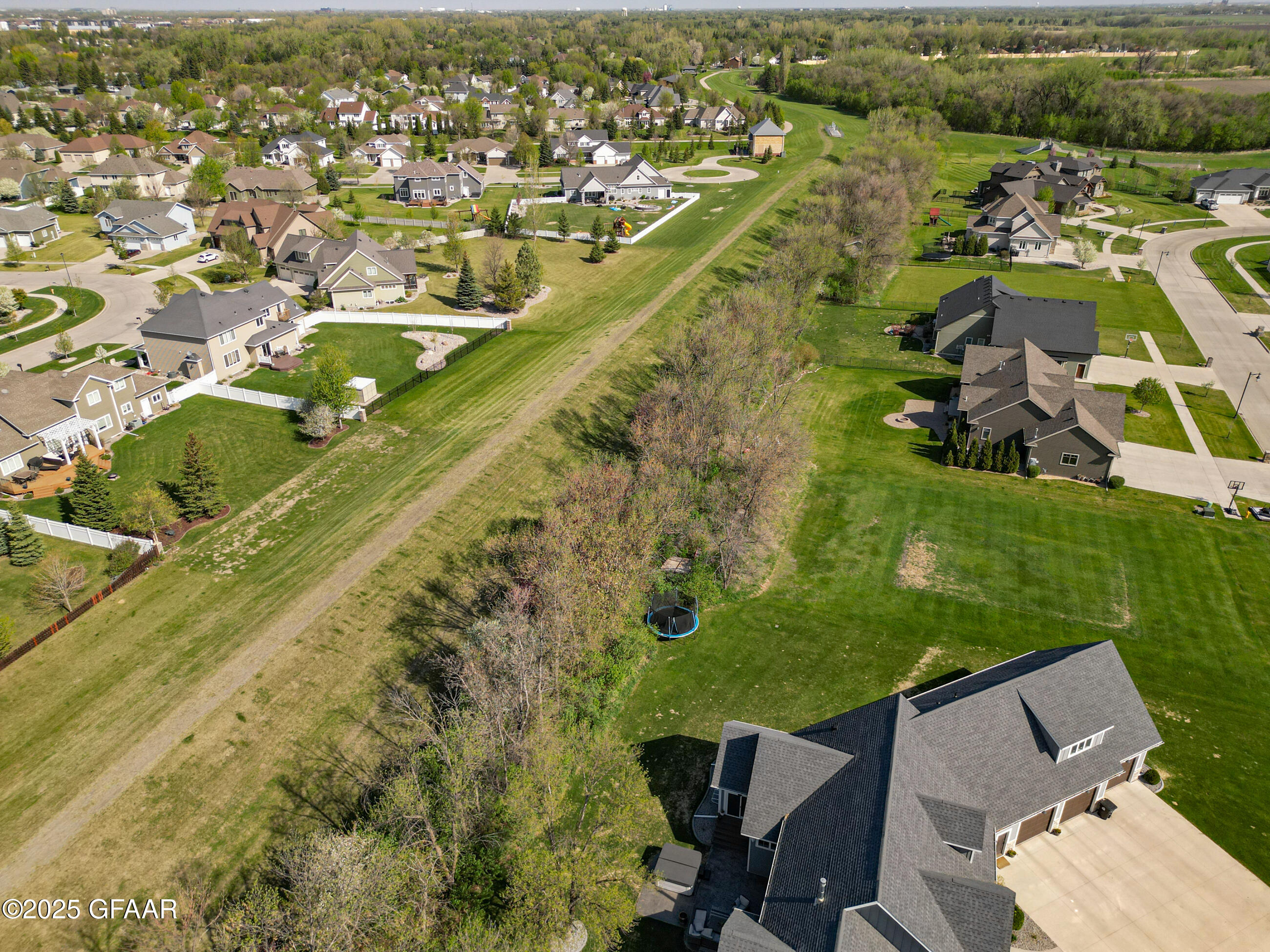 Grand Forks, North Dakota 58201, United States, 5 Bedrooms Bedrooms, ,4 BathroomsBathrooms,Residential,Pending,166336