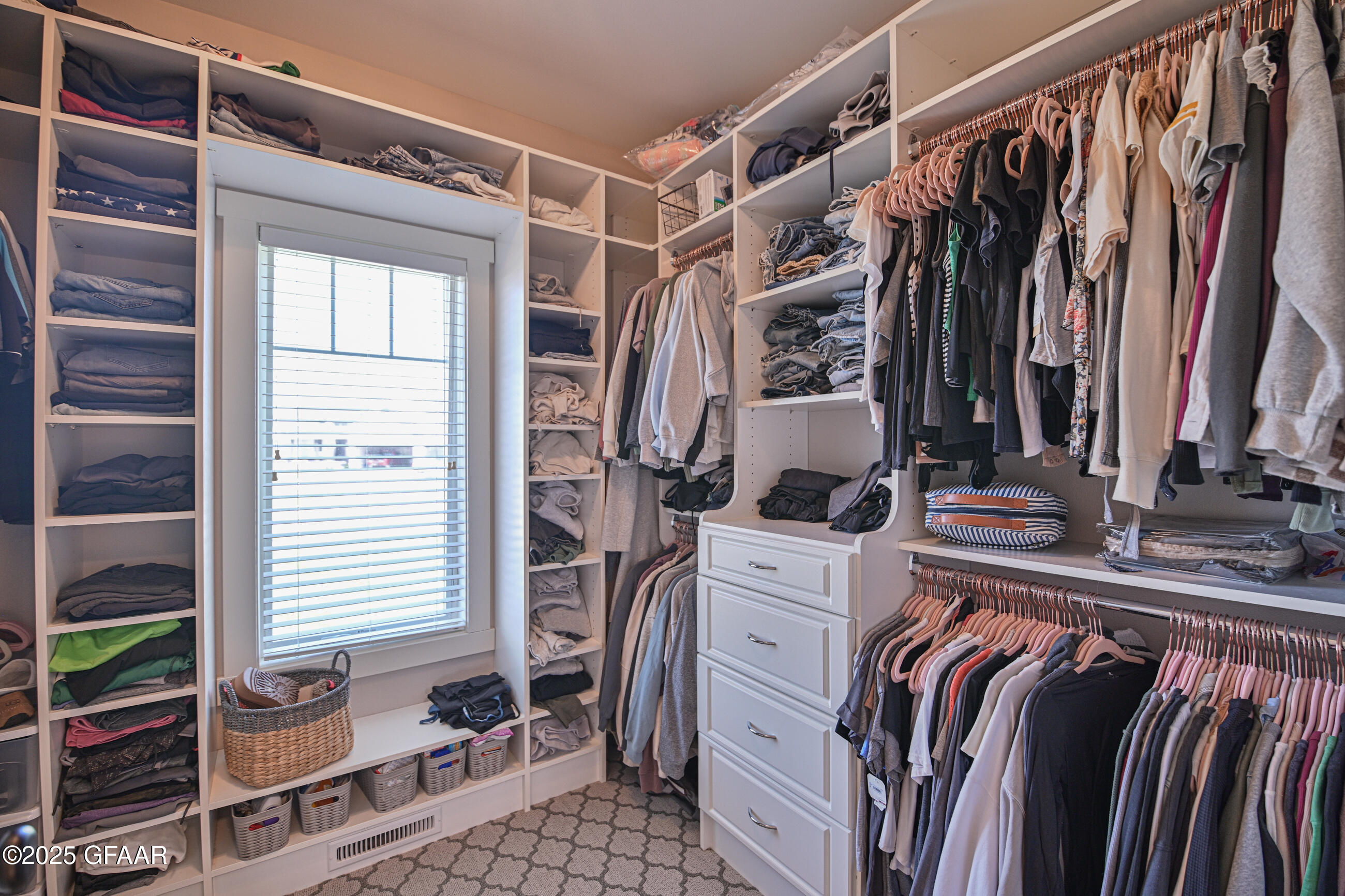 Grand Forks, North Dakota 58201, United States, 5 Bedrooms Bedrooms, ,4 BathroomsBathrooms,Residential,Pending,166336