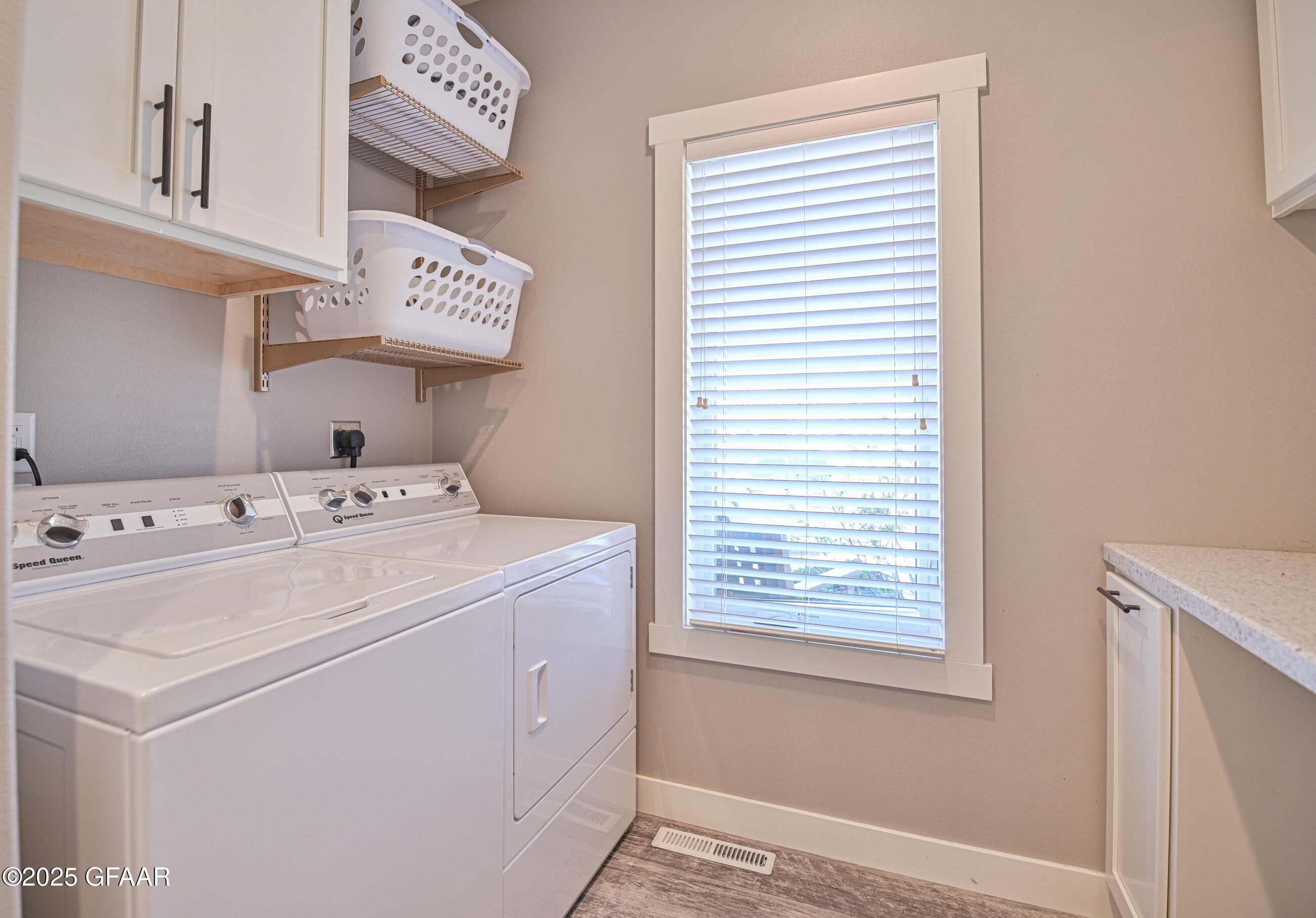 Grand Forks, North Dakota 58201, United States, 5 Bedrooms Bedrooms, ,4 BathroomsBathrooms,Residential,Pending,166336