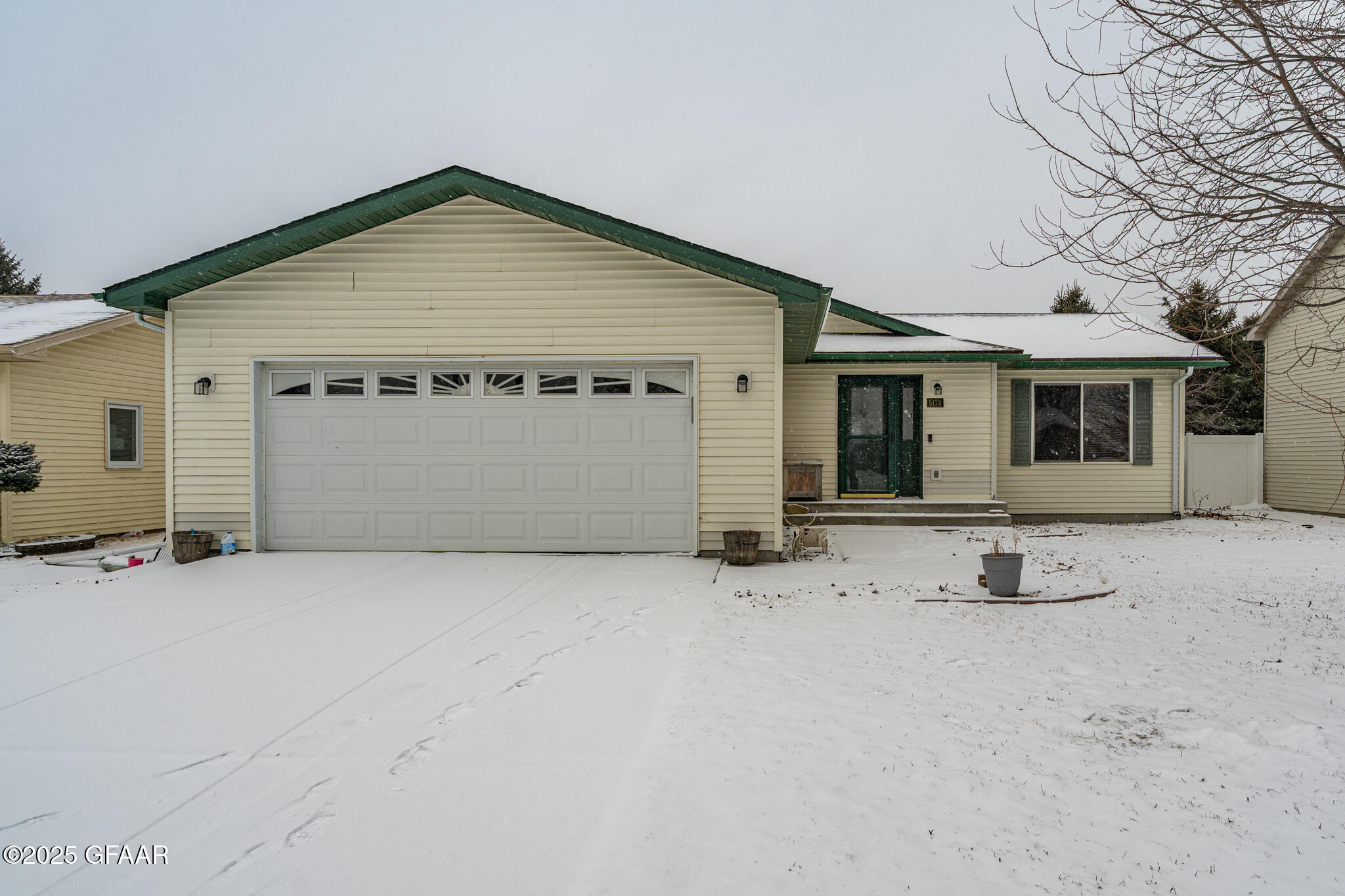 Grand Forks, North Dakota 58203, United States, 4 Bedrooms Bedrooms, ,2 BathroomsBathrooms,Residential,Pending,90898