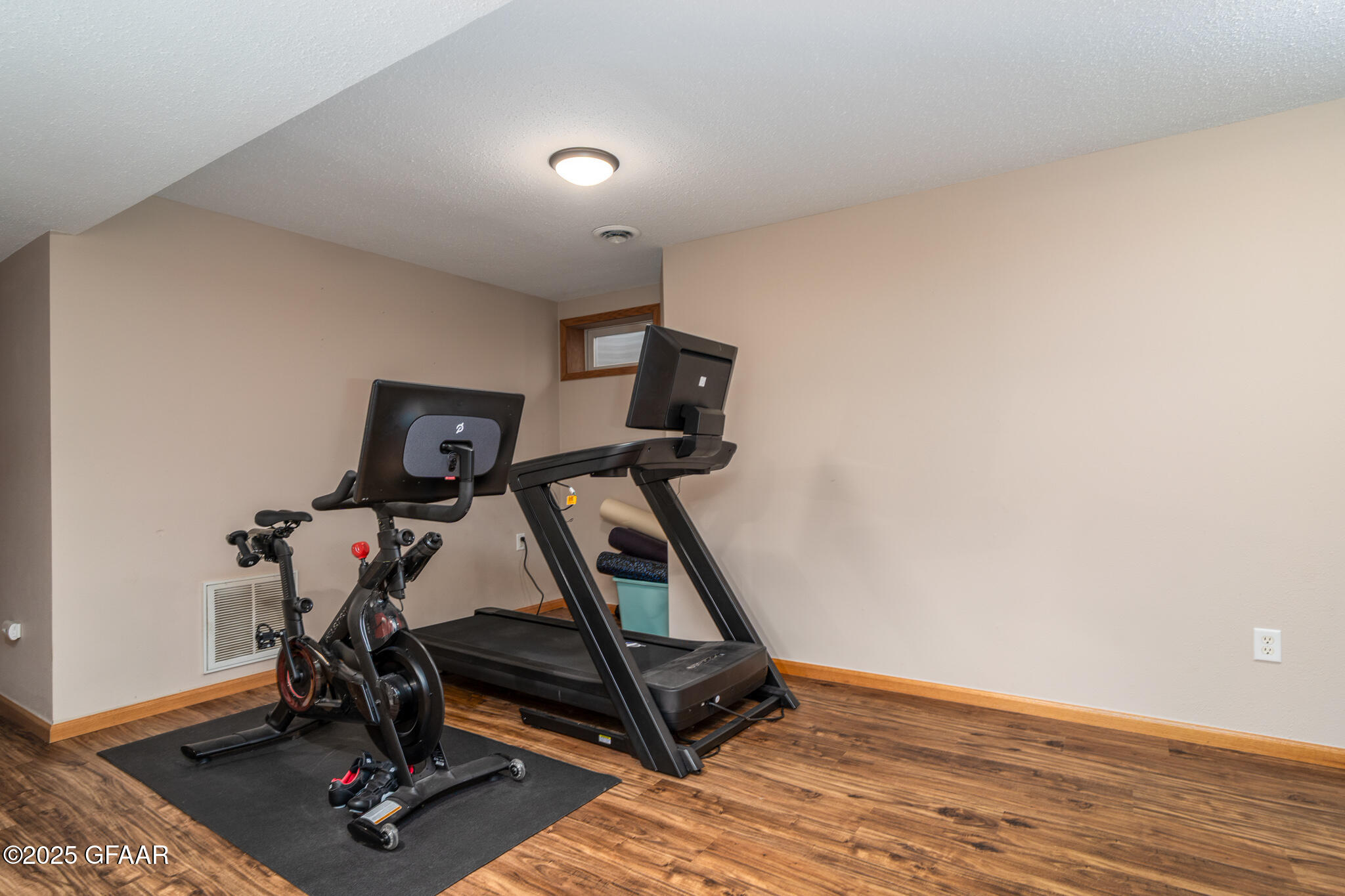 Grand Forks, North Dakota 58203, United States, 4 Bedrooms Bedrooms, ,2 BathroomsBathrooms,Residential,Pending,90898