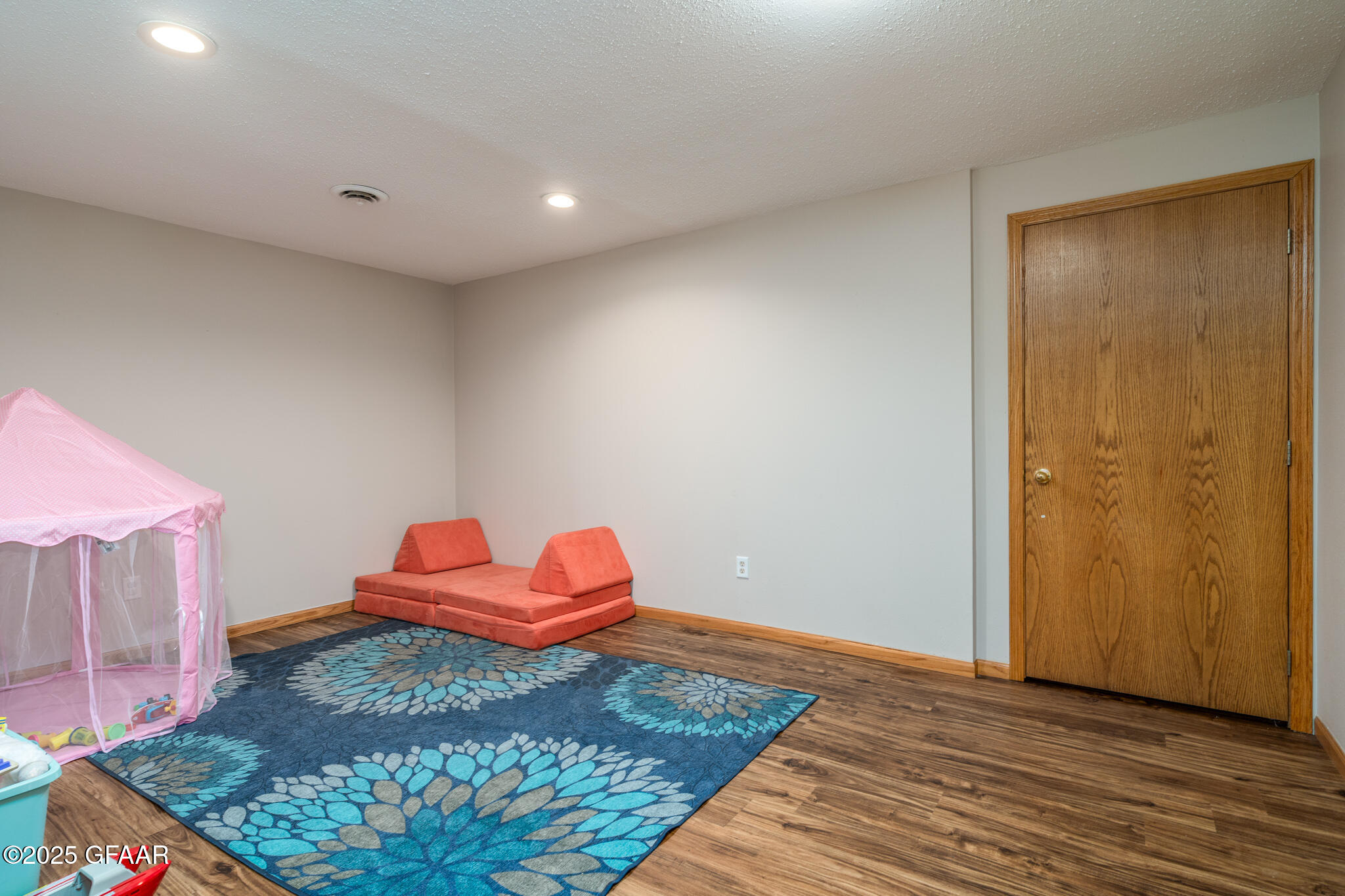 Grand Forks, North Dakota 58203, United States, 4 Bedrooms Bedrooms, ,2 BathroomsBathrooms,Residential,Pending,90898