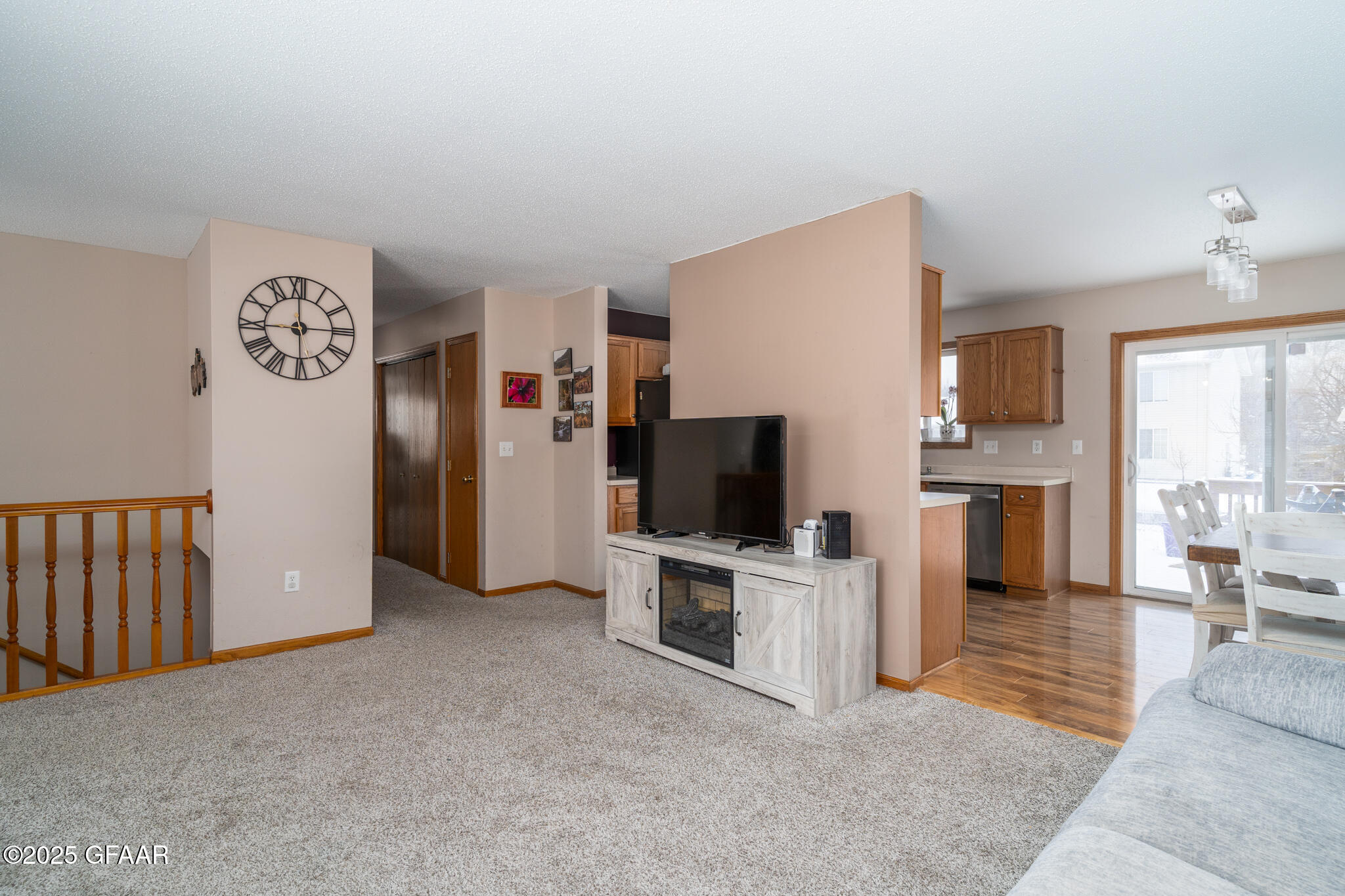 Grand Forks, North Dakota 58203, United States, 4 Bedrooms Bedrooms, ,2 BathroomsBathrooms,Residential,Pending,90898