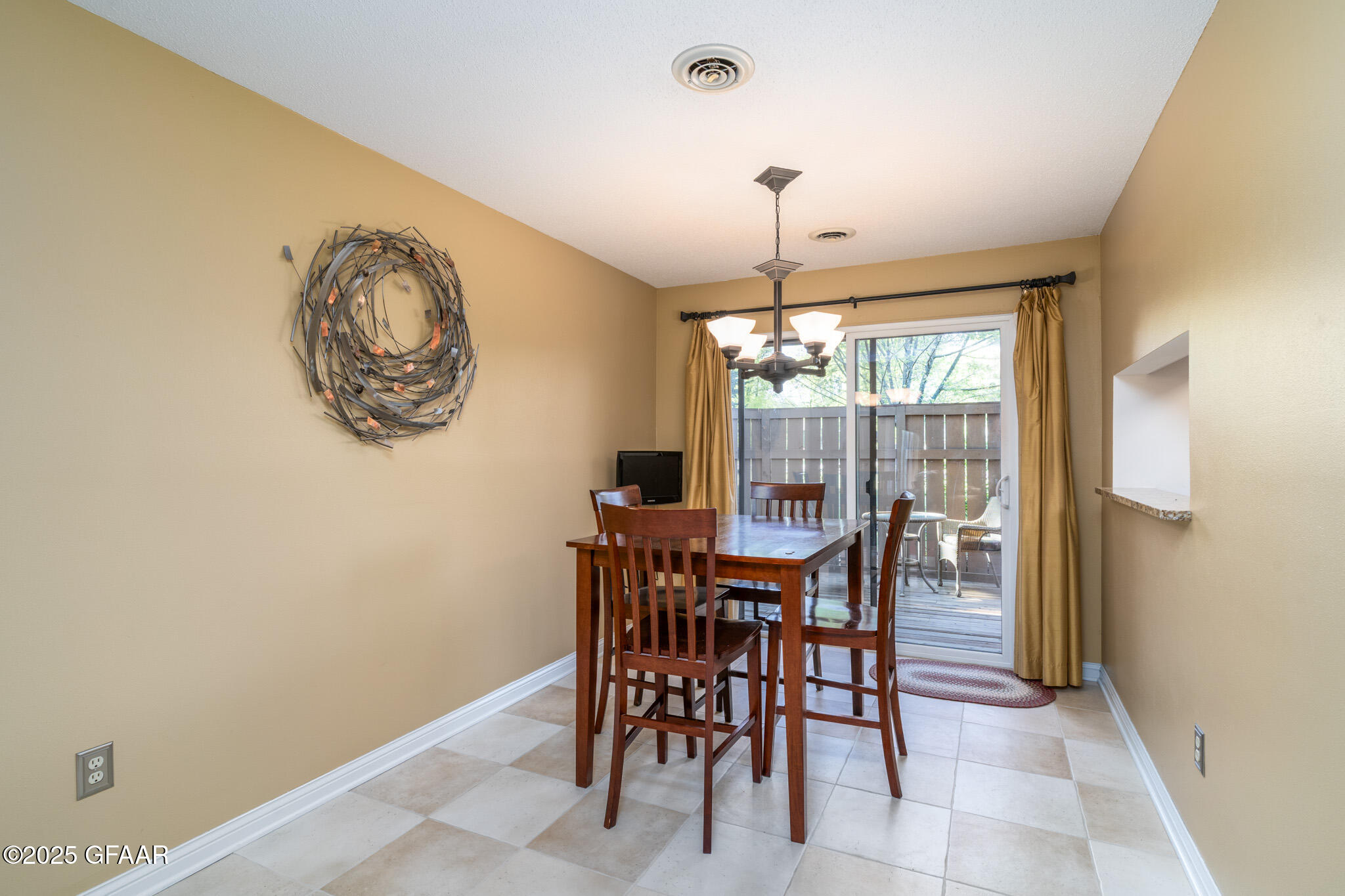 Grand Forks, North Dakota 58201, United States, 2 Bedrooms Bedrooms, ,2 BathroomsBathrooms,Residential,Pending,136240