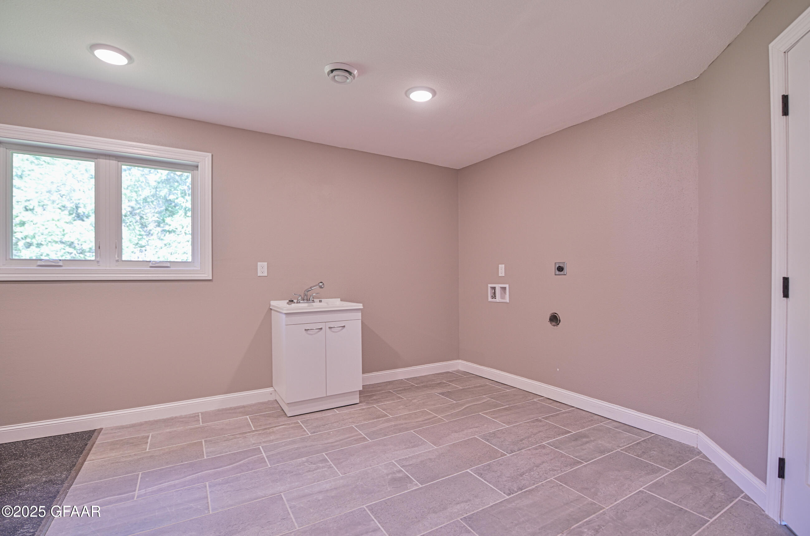 Grand Forks, North Dakota 58201, United States, 3 Bedrooms Bedrooms, ,3 BathroomsBathrooms,Residential,Active,204239