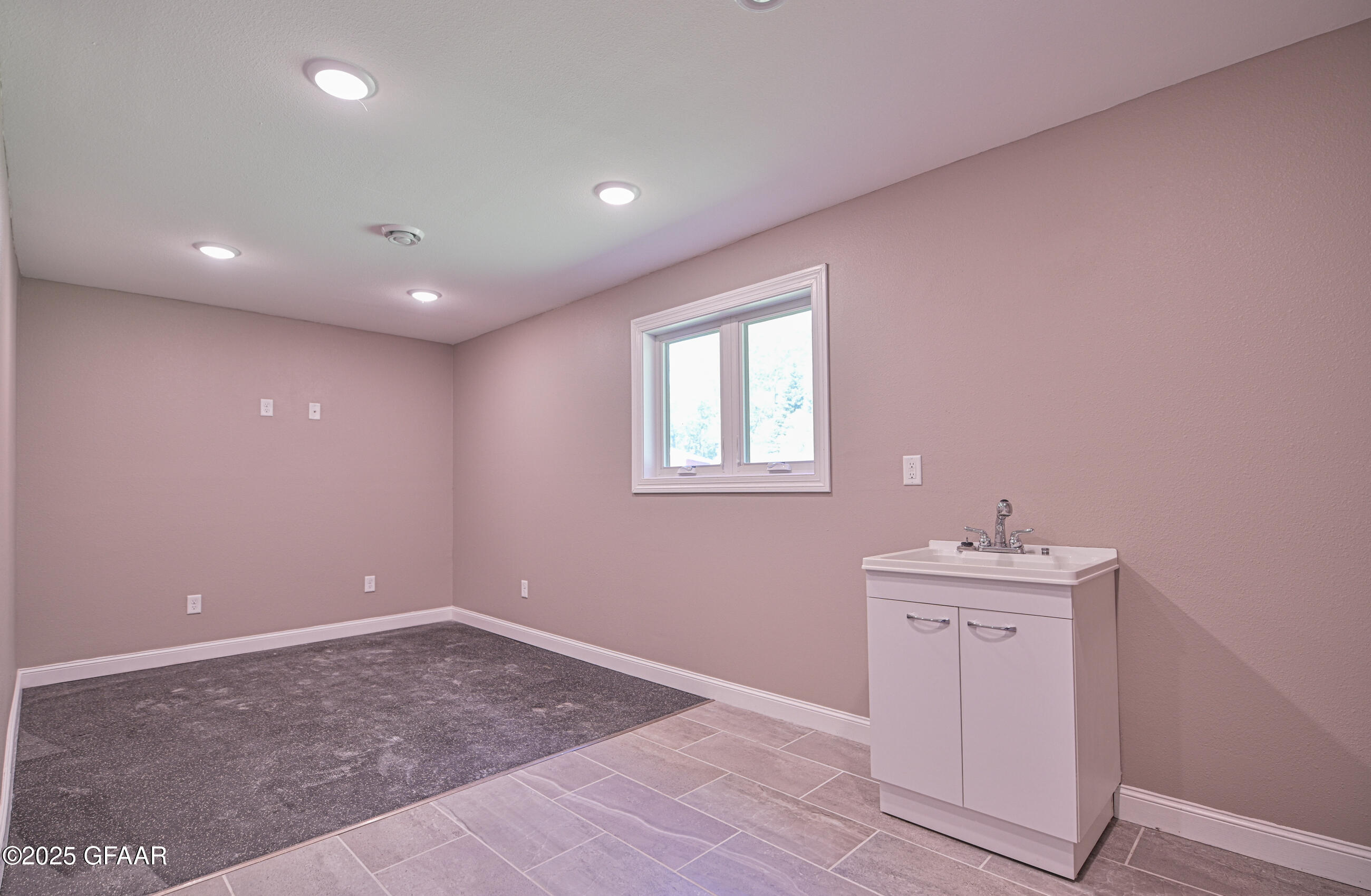 Grand Forks, North Dakota 58201, United States, 3 Bedrooms Bedrooms, ,3 BathroomsBathrooms,Residential,Active,204239