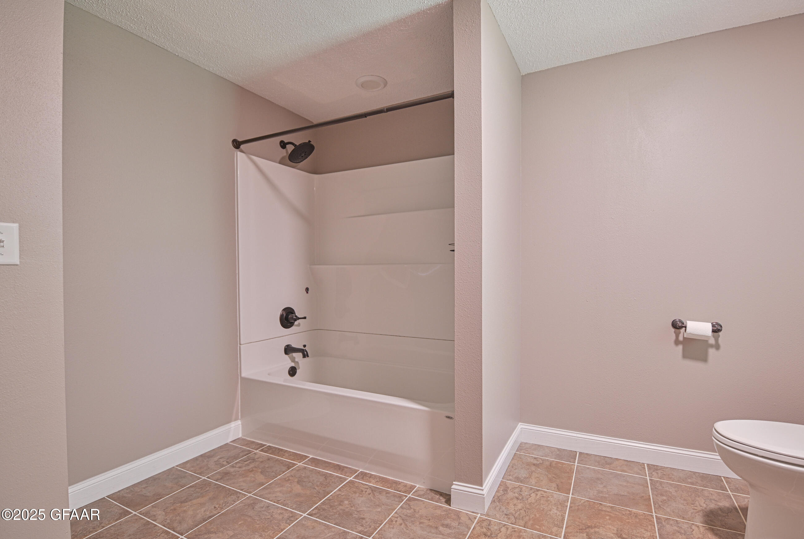 Grand Forks, North Dakota 58201, United States, 3 Bedrooms Bedrooms, ,3 BathroomsBathrooms,Residential,Active,204239