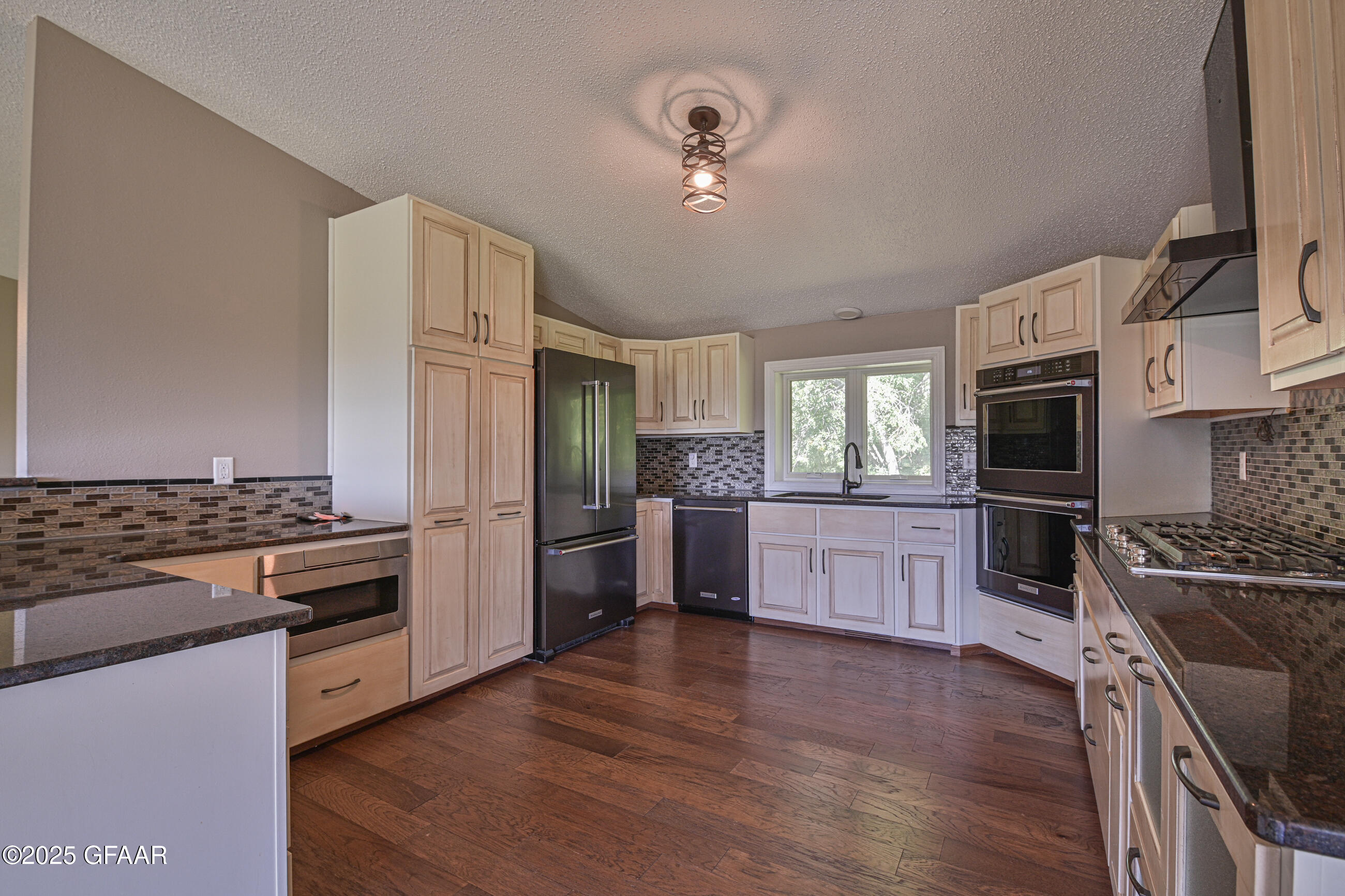 Grand Forks, North Dakota 58201, United States, 3 Bedrooms Bedrooms, ,3 BathroomsBathrooms,Residential,Active,204239