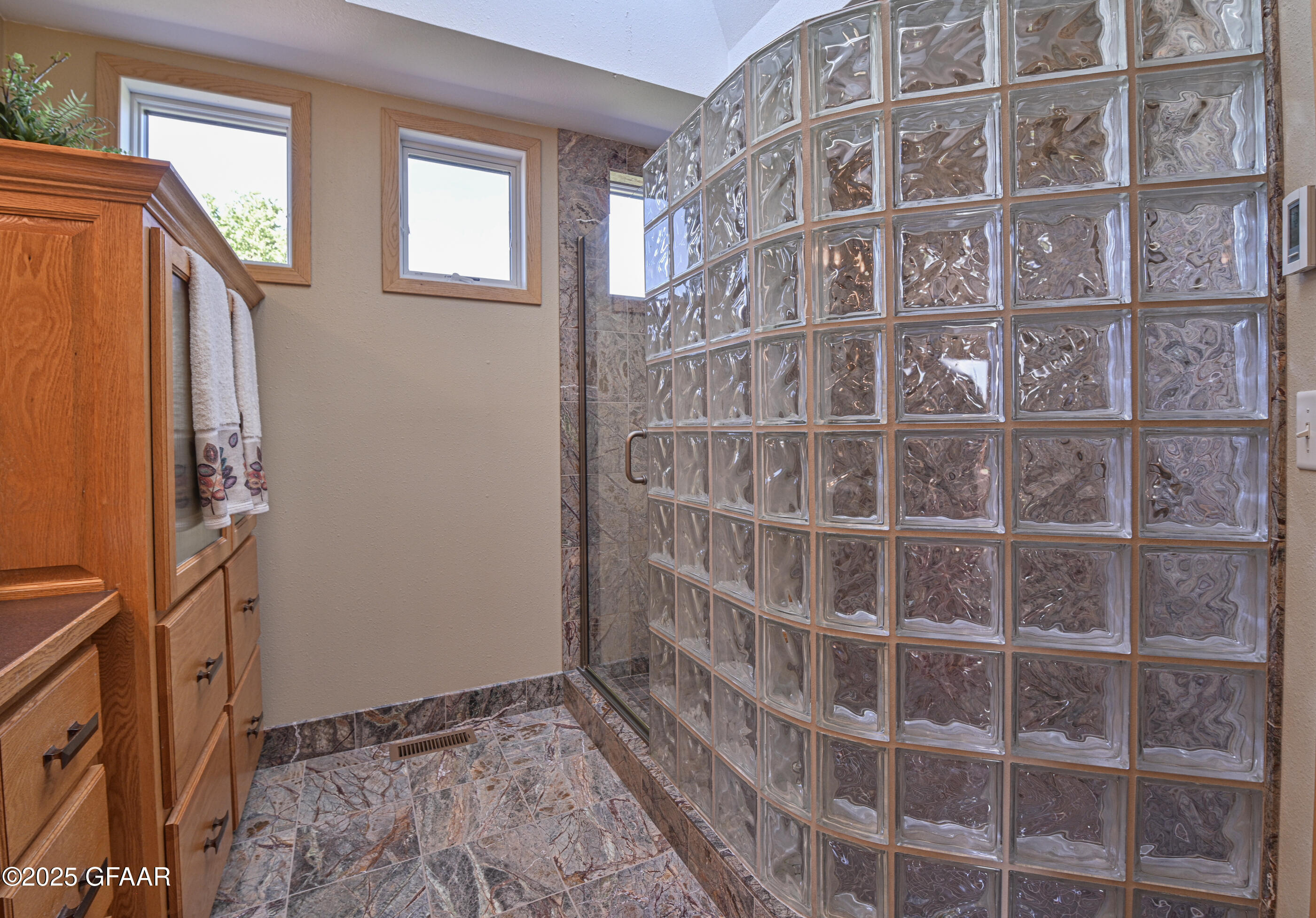 Grand Forks, North Dakota 58201, United States, 5 Bedrooms Bedrooms, ,3 BathroomsBathrooms,Residential,Active,166300