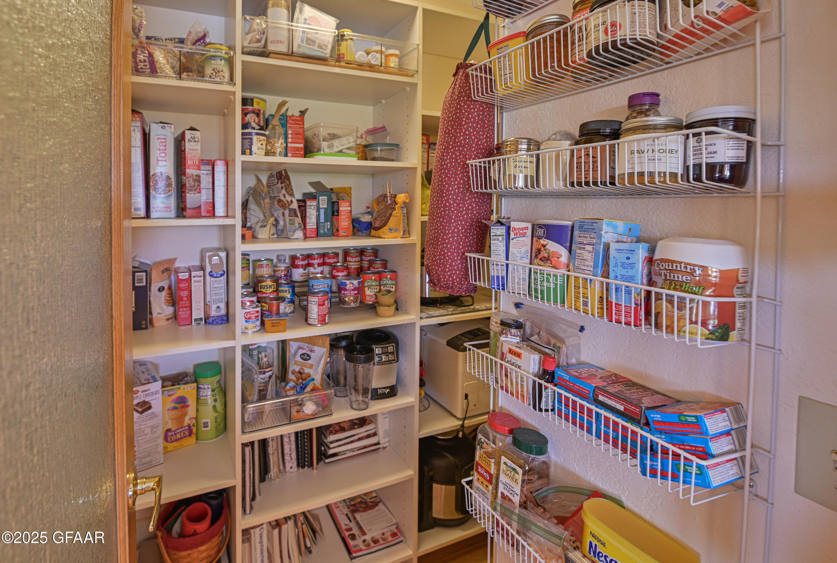 Grand Forks, North Dakota 58201, United States, 5 Bedrooms Bedrooms, ,3 BathroomsBathrooms,Residential,Active,166300