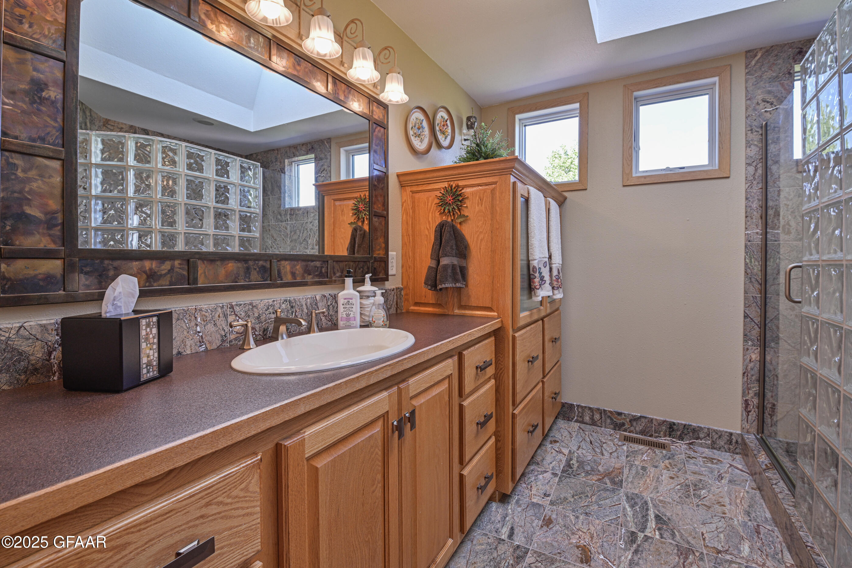 Grand Forks, North Dakota 58201, United States, 5 Bedrooms Bedrooms, ,3 BathroomsBathrooms,Residential,Active,166300