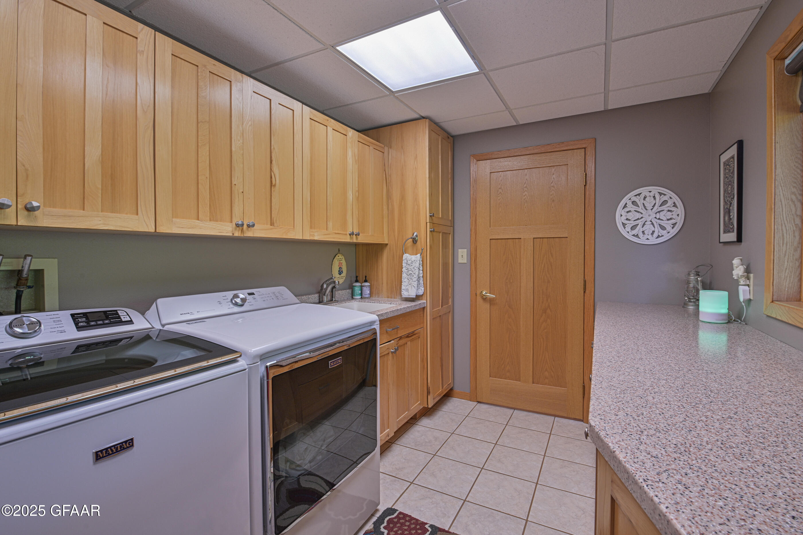 Grand Forks, North Dakota 58201, United States, 5 Bedrooms Bedrooms, ,3 BathroomsBathrooms,Residential,Active,166300