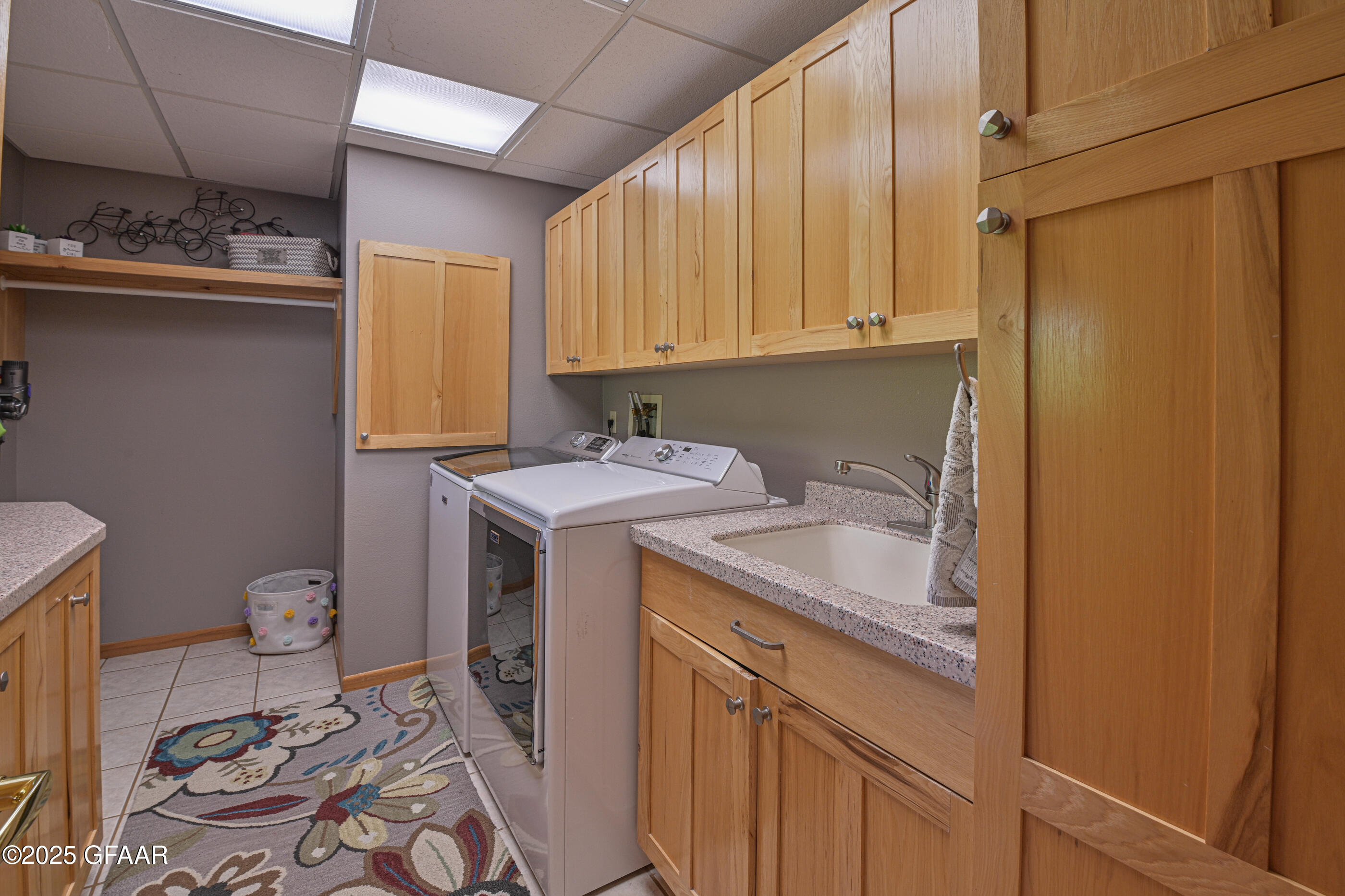 Grand Forks, North Dakota 58201, United States, 5 Bedrooms Bedrooms, ,3 BathroomsBathrooms,Residential,Active,166300