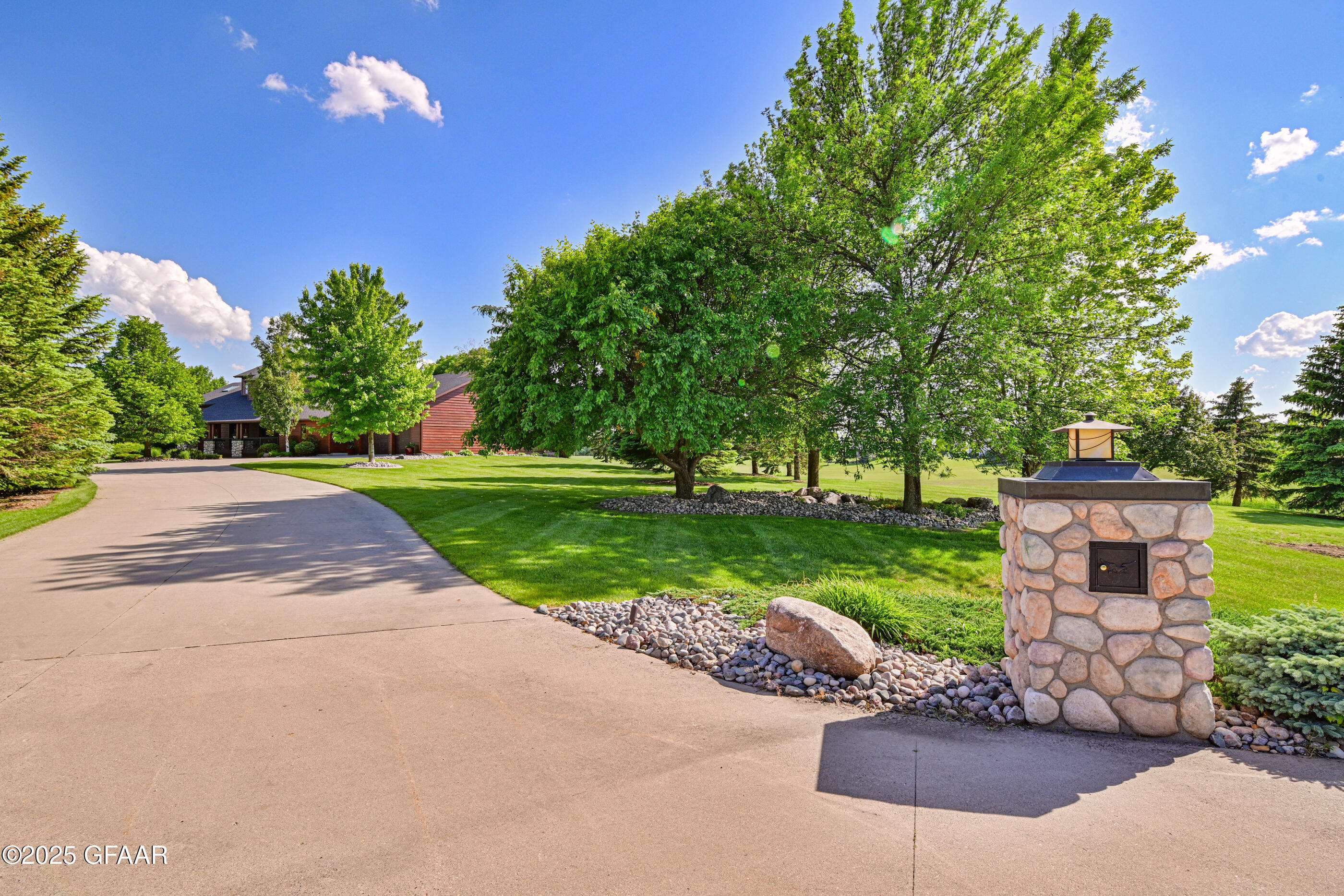 Grand Forks, North Dakota 58201, United States, 5 Bedrooms Bedrooms, ,3 BathroomsBathrooms,Residential,Active,166300